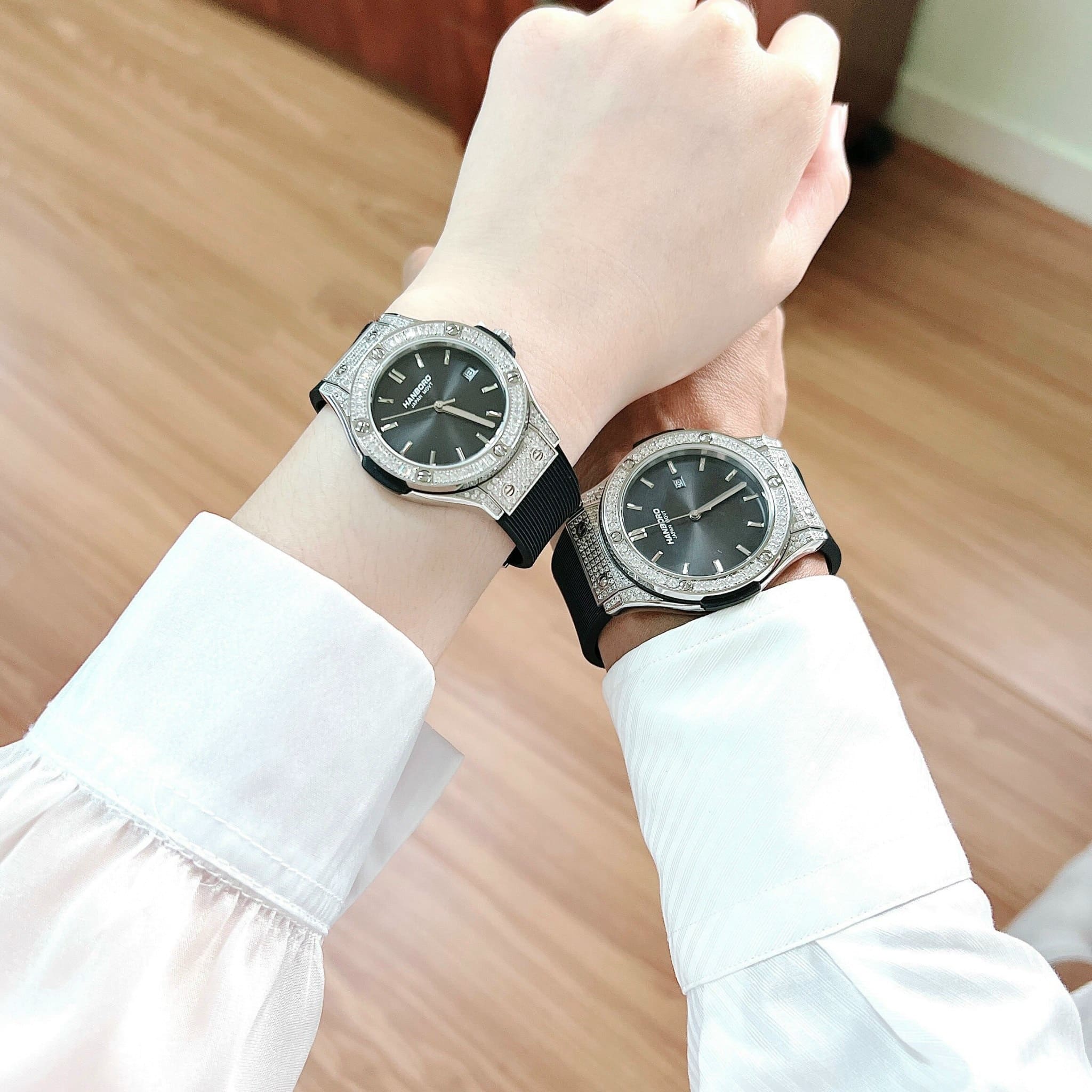 Đồng Hồ Hanboro Tựa Hublot |Cặp Đôi |Đính Đá |Trắng Silver |Dây Sillicone Đen |Máy Pin (Quartz) [donghogiatot.vn]