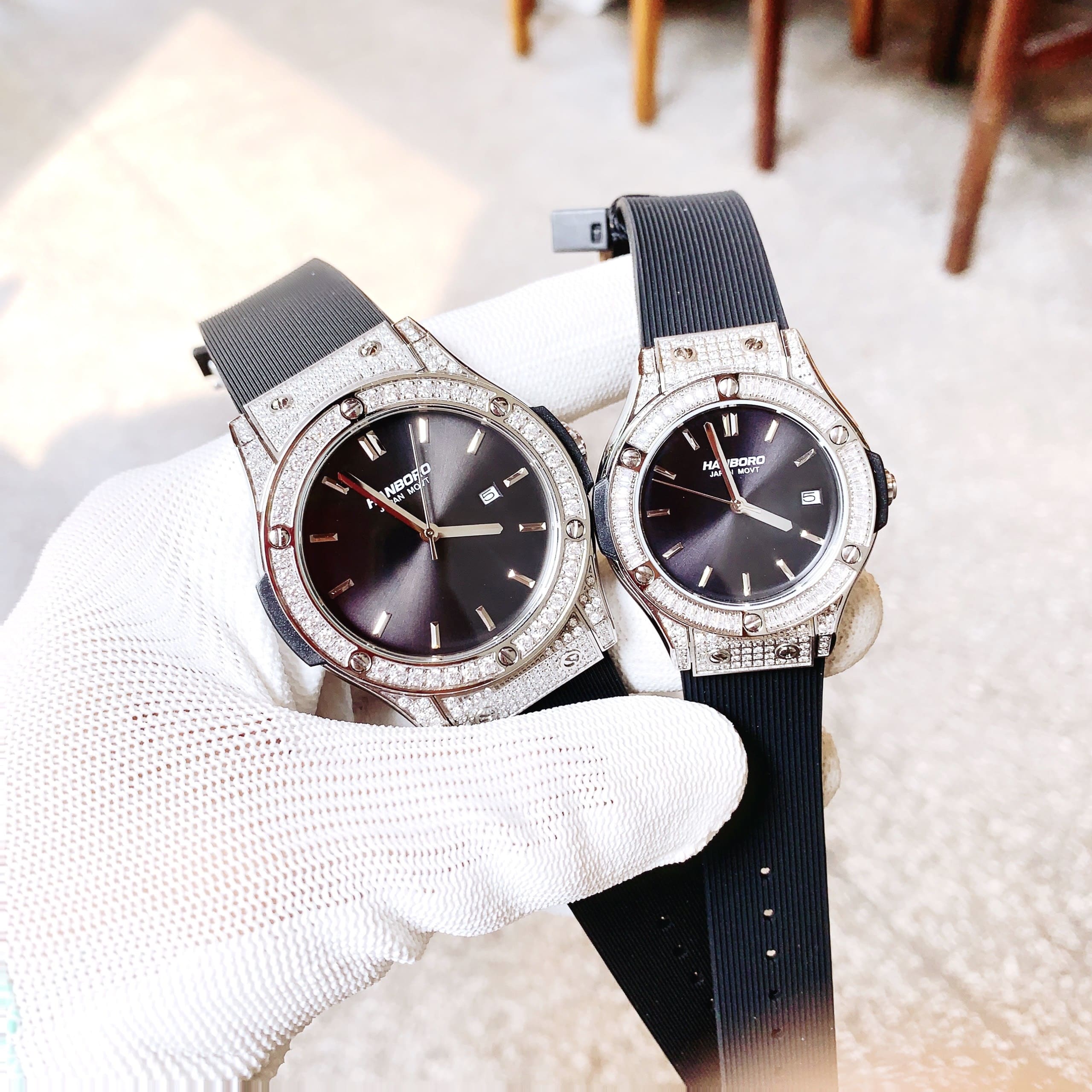 Đồng Hồ Hanboro Tựa Hublot |Cặp Đôi |Đính Đá |Trắng Silver |Dây Sillicone Đen |Máy Pin (Quartz) [donghogiatot.vn]