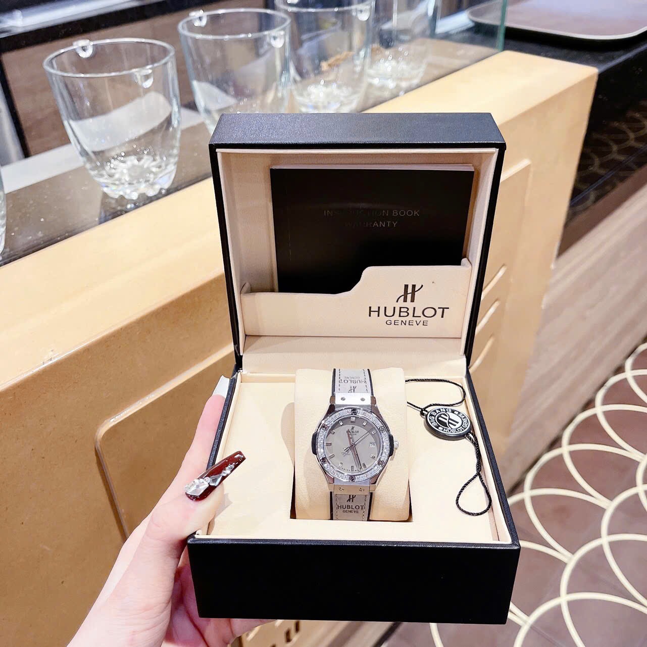 Đồng Hồ Hublot Geneve |Nữ Giới |Đính Đá |Dây Da Xám Bọc Cao Su |Máy Pin (Máy Quartz) |Size 34mm |donghogiatot.vn