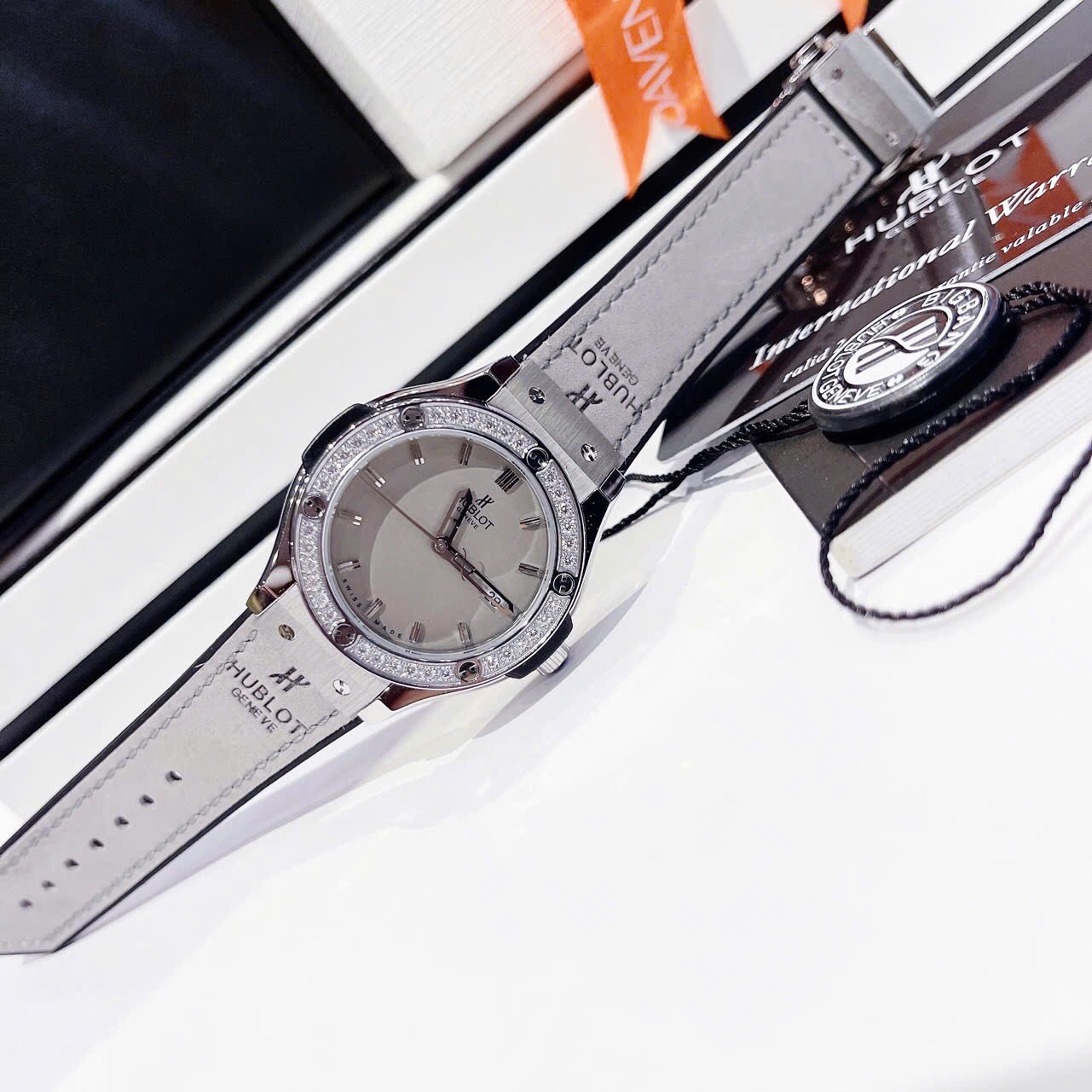 Đồng Hồ Hublot Geneve |Nữ Giới |Đính Đá |Dây Da Xám Bọc Cao Su |Máy Pin (Máy Quartz) |Size 34mm |donghogiatot.vn