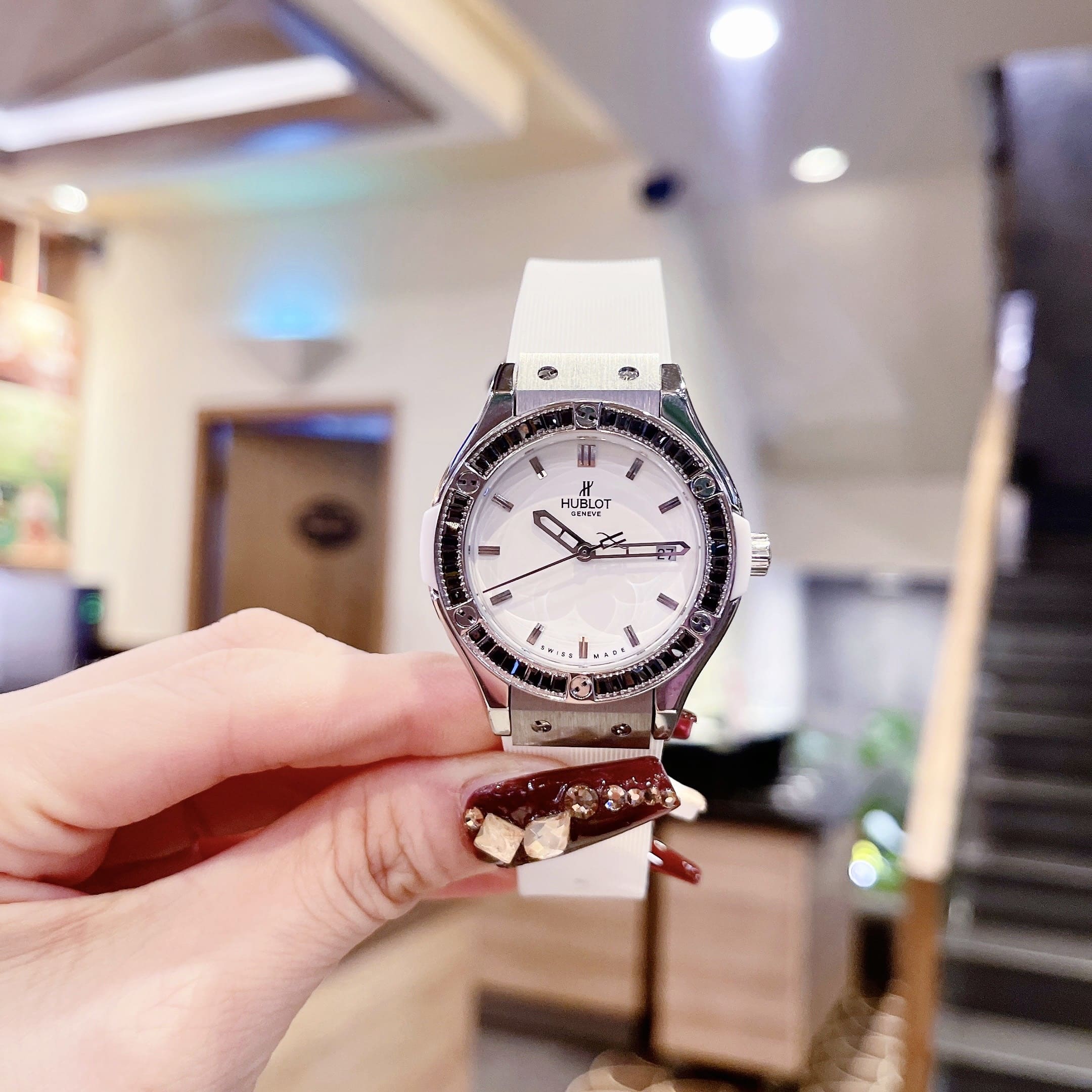 Đồng Hồ Hublot Geneve |Nữ Giới |Đính Đá Đen |Dây Silicone Trắng |Máy Pin (Máy Quartz) |Size 34mm |donghogiatot.vn