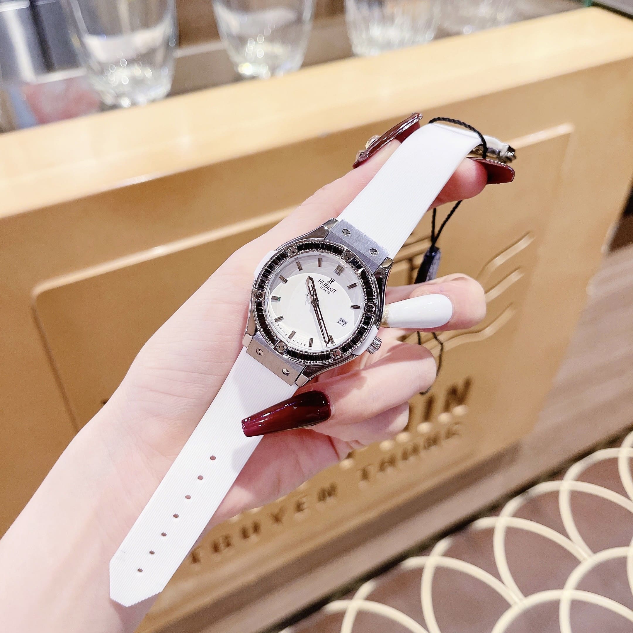 Đồng Hồ Hublot Geneve |Nữ Giới |Đính Đá Đen |Dây Silicone Trắng |Máy Pin (Máy Quartz) |Size 34mm |donghogiatot.vn