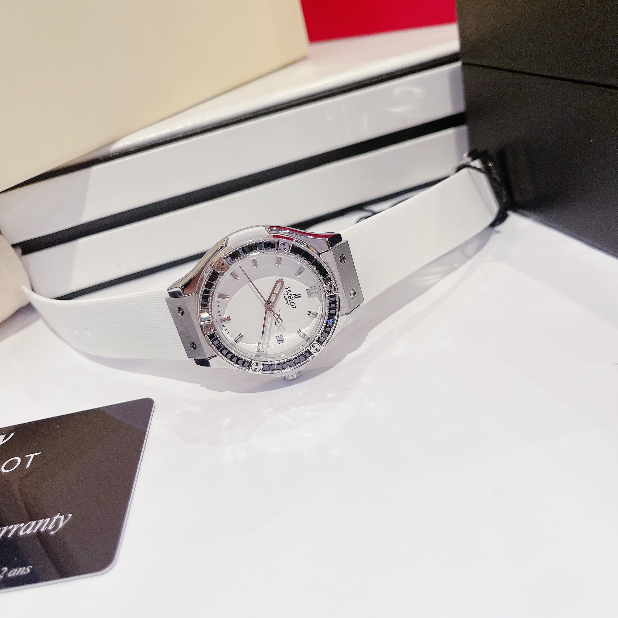 Đồng Hồ Hublot Geneve |Nữ Giới |Đính Đá Đen |Dây Silicone Trắng |Máy Pin (Máy Quartz) |Size 34mm |donghogiatot.vn