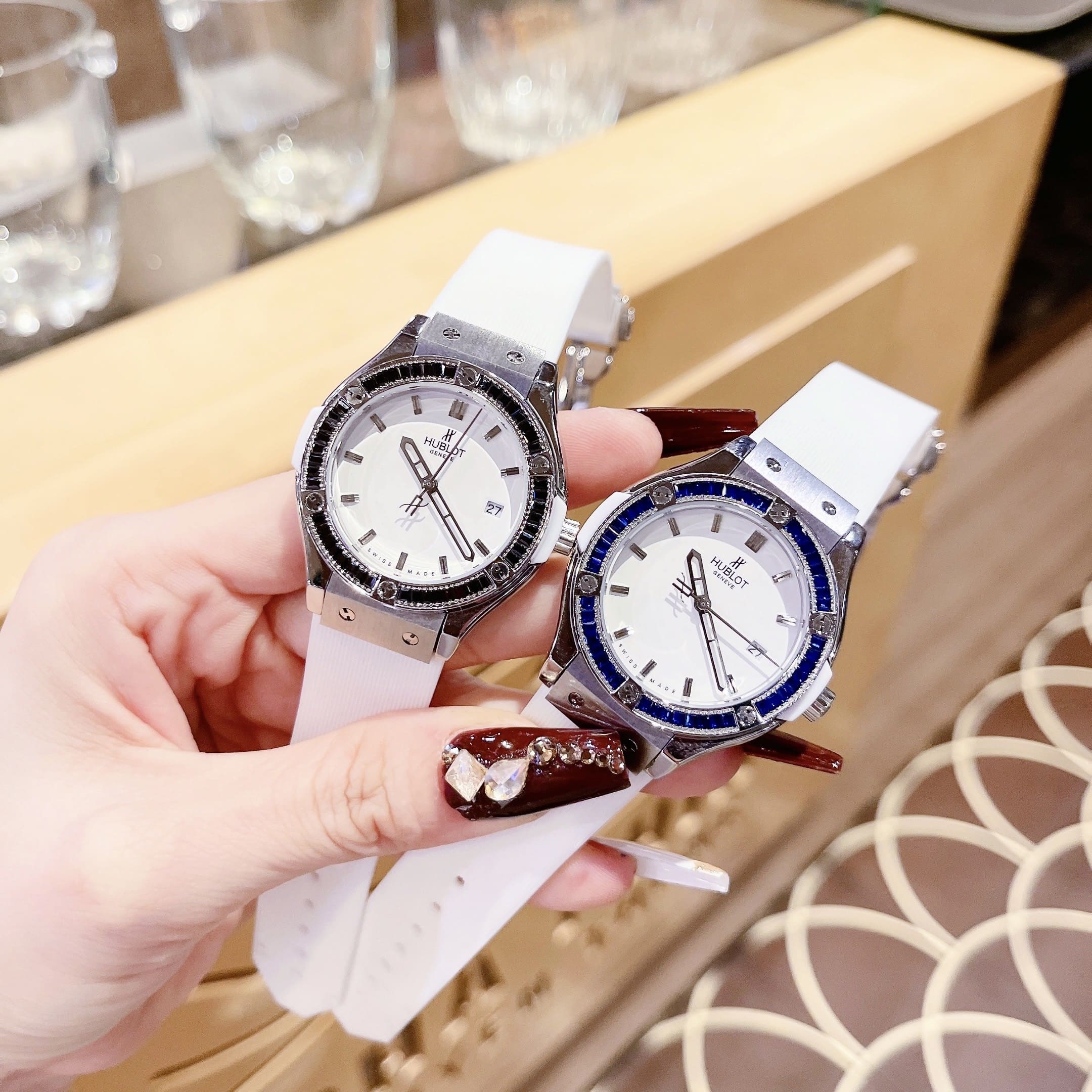 Đồng Hồ Hublot Geneve |Nữ Giới |Đính Đá Đen |Dây Silicone Trắng |Máy Pin (Máy Quartz) |Size 34mm |donghogiatot.vn