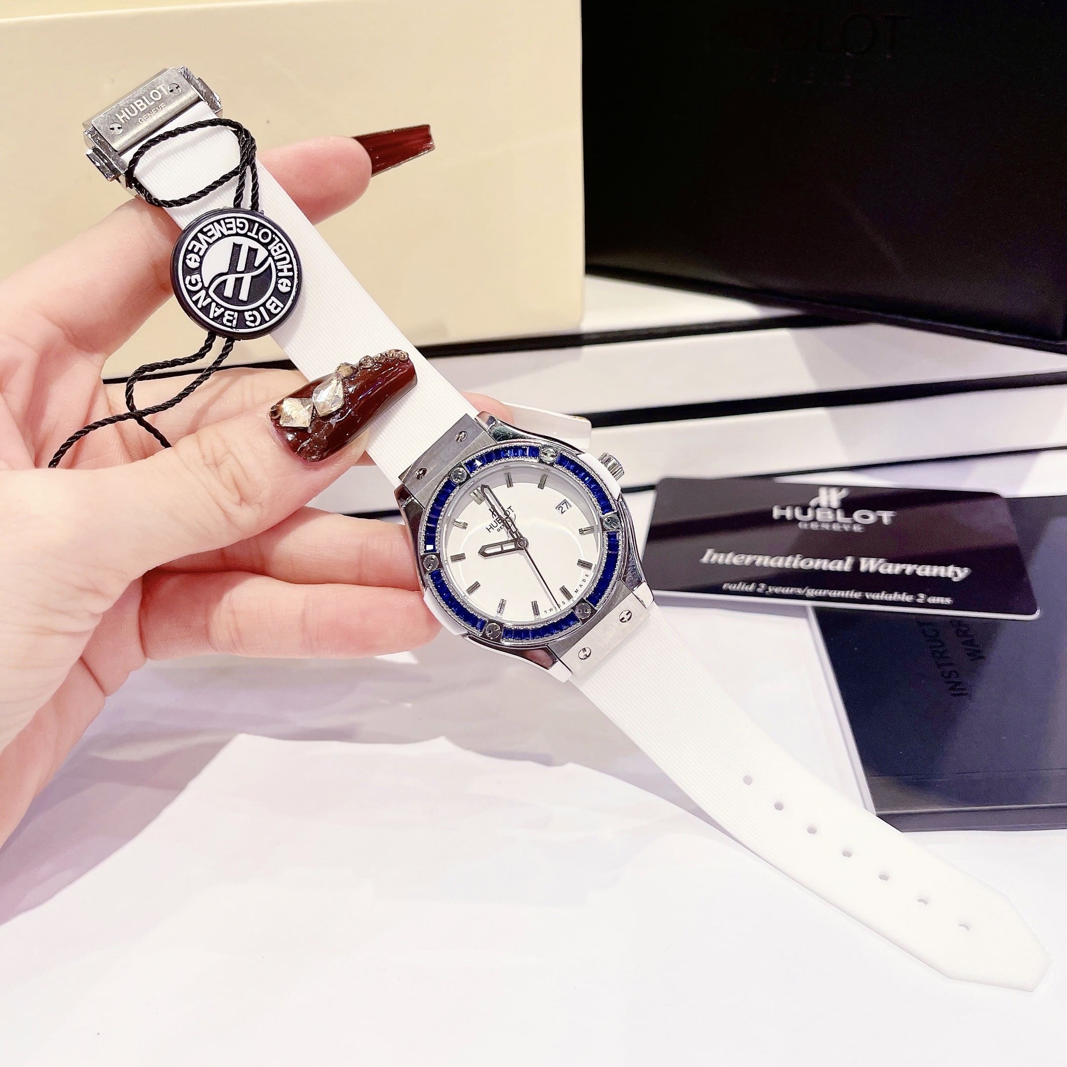 Đồng Hồ Hublot Geneve |Nữ Giới |Đính Đá Xanh |Dây Silicone Trắng |Máy Pin (Máy Quartz) |Size 34mm |donghogiatot.vn