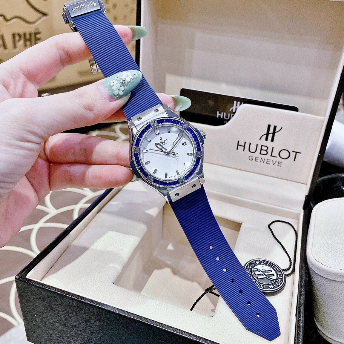 Đồng Hồ Hublot Geneve |Nữ Giới |Mặt Trắng |Đính Đá |Dây Silicone Xanh |Máy Pin (Máy Quartz) |Size 34mm |donghogiatot.vn