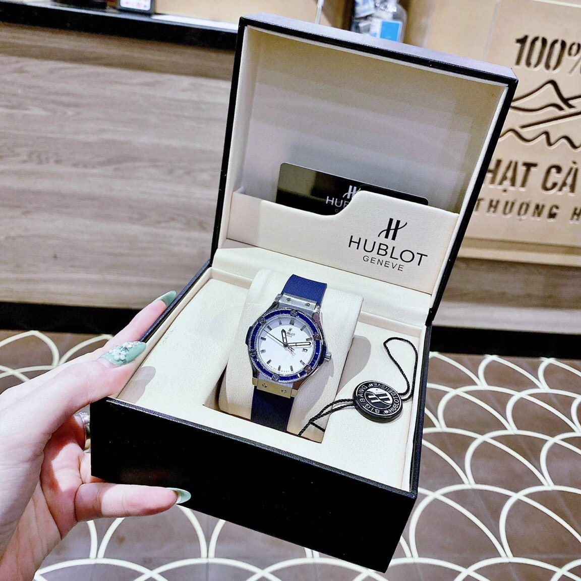 Đồng Hồ Hublot Geneve |Nữ Giới |Mặt Trắng |Đính Đá |Dây Silicone Xanh |Máy Pin (Máy Quartz) |Size 34mm |donghogiatot.vn
