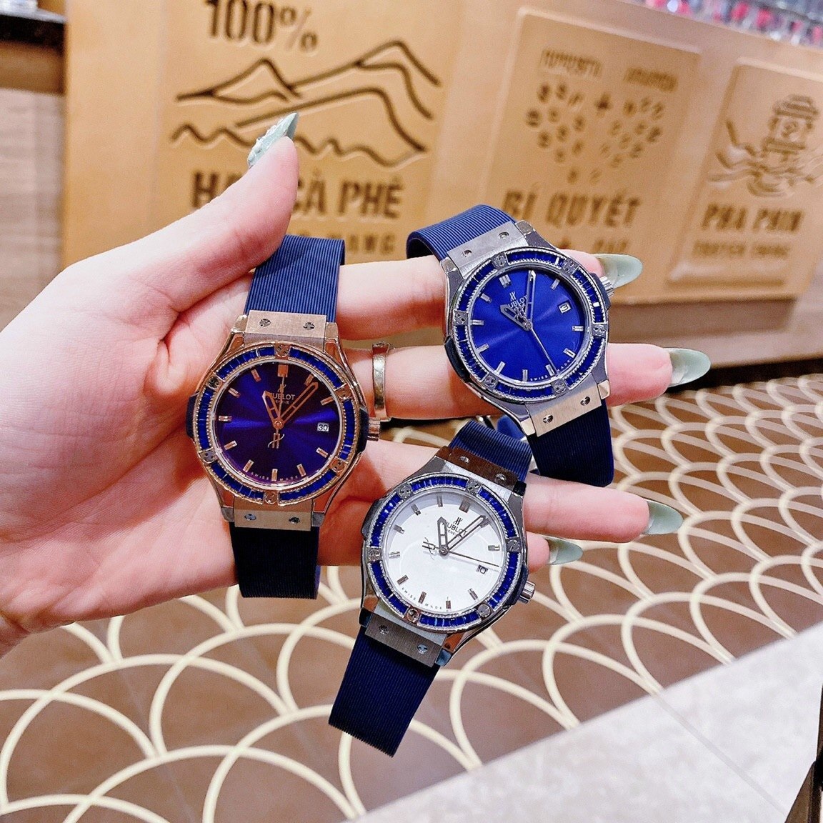 Đồng Hồ Hublot Geneve |Nữ Giới |Mặt Trắng |Đính Đá |Dây Silicone Xanh |Máy Pin (Máy Quartz) |Size 34mm |donghogiatot.vn