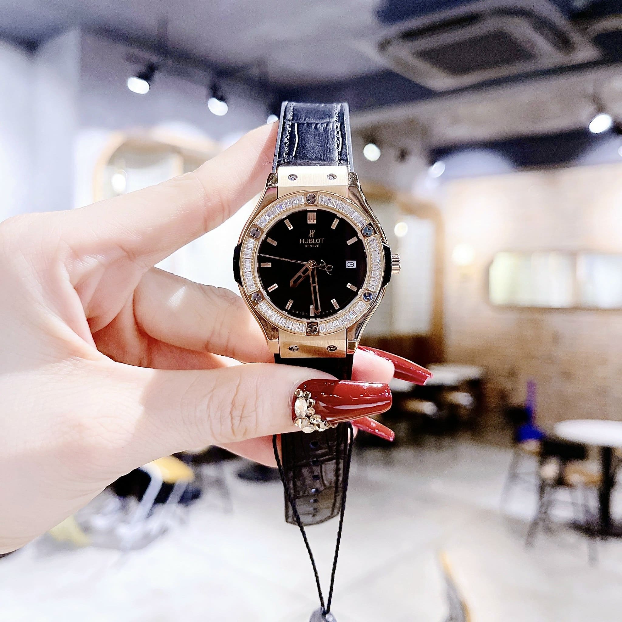 Đồng Hồ Hublot Geneve |Nữ Giới |Rose Gold |Đính Đá |Dây Da Bọc Silicone |Máy Pin (Máy Quartz) |Size 34mm |donghogiatot.vn