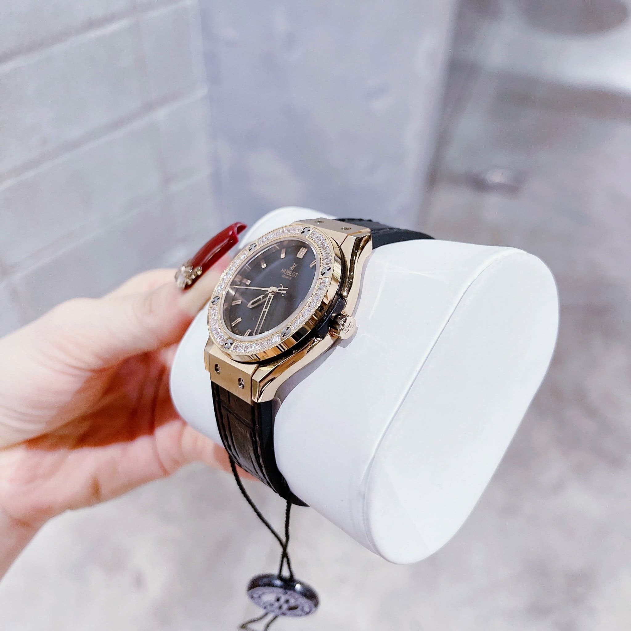 Đồng Hồ Hublot Geneve |Nữ Giới |Rose Gold |Đính Đá |Dây Da Bọc Silicone |Máy Pin (Máy Quartz) |Size 34mm |donghogiatot.vn