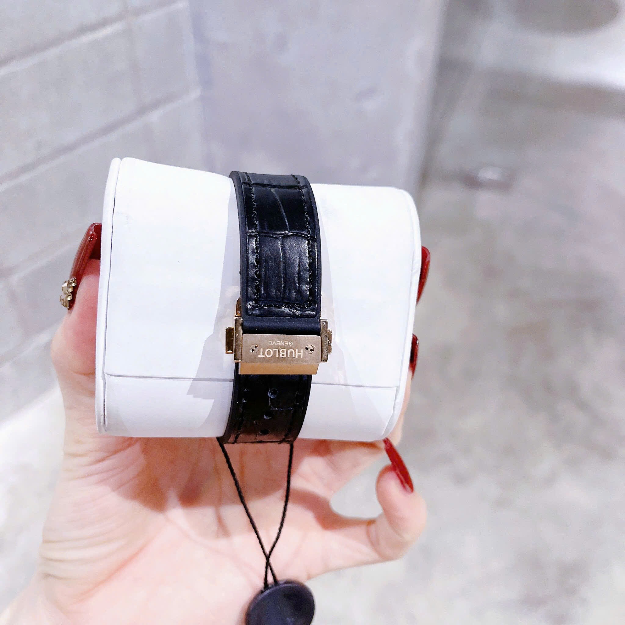Đồng Hồ Hublot Geneve |Nữ Giới |Rose Gold |Đính Đá |Dây Da Bọc Silicone |Máy Pin (Máy Quartz) |Size 34mm |donghogiatot.vn