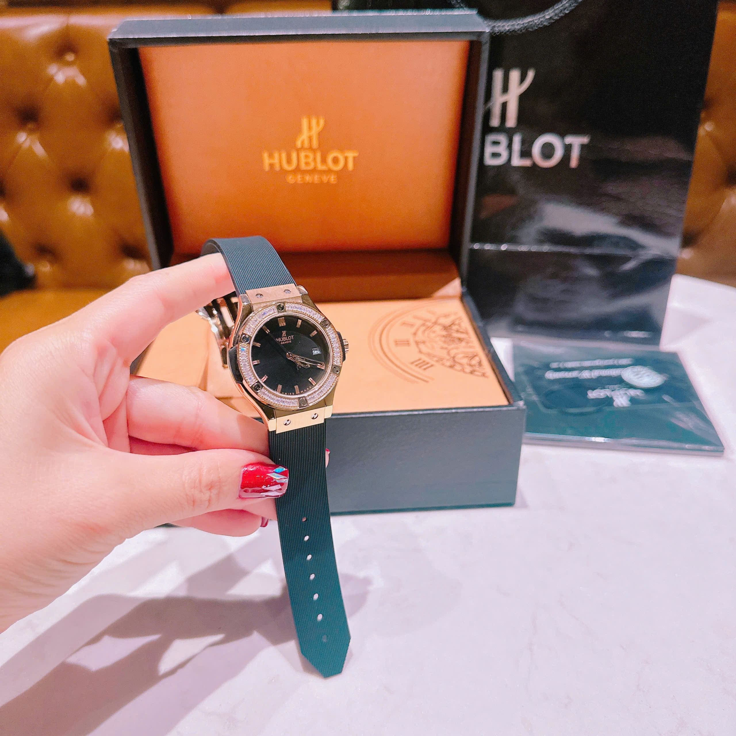 Đồng Hồ Hublot Geneve |Nữ Giới |Rose Gold |Đính Đá |Dây Silicone Đen |Máy Pin (Máy Quartz) |Size 34mm |donghogiatot.vn