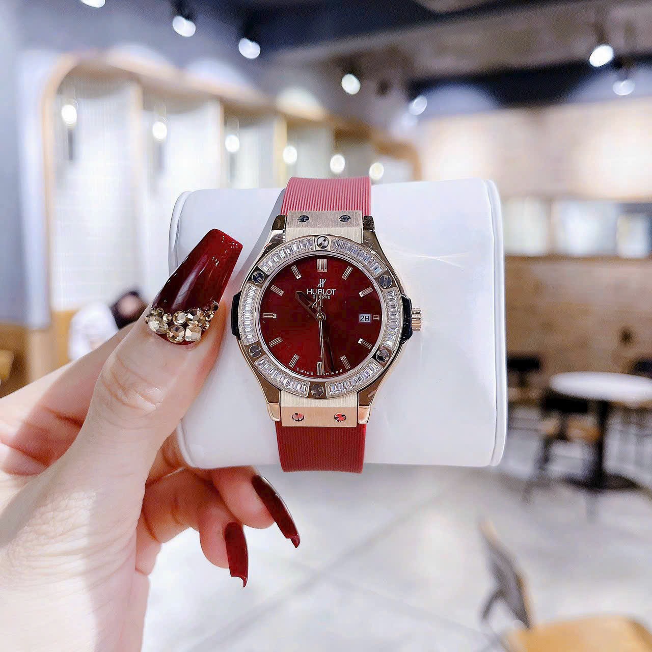 Đồng Hồ Hublot Geneve |Nữ Giới |Rose Gold |Đính Đá |Dây Silicone Đỏ |Máy Pin (Máy Quartz) |Size 34mm |donghogiatot.vn