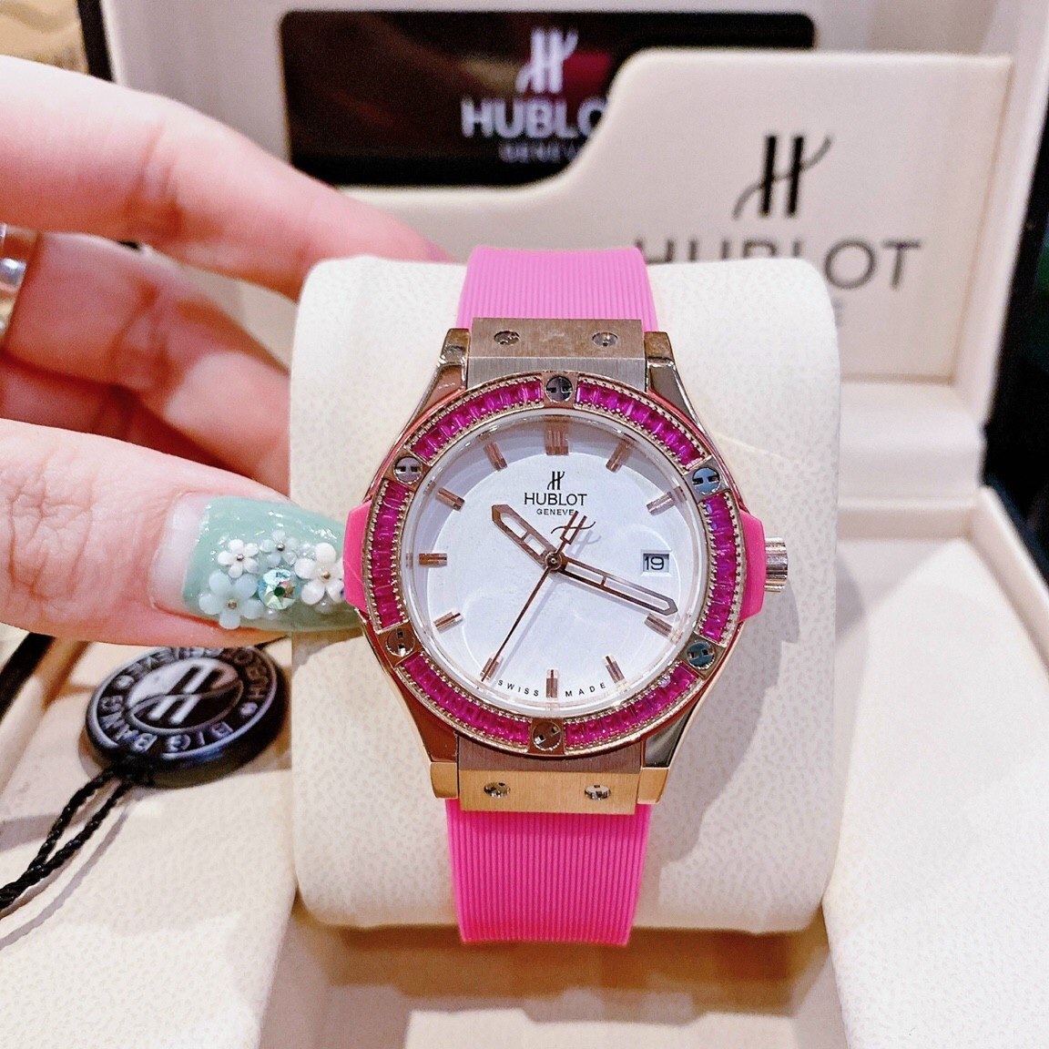 Đồng Hồ Hublot Geneve |Nữ Giới |Rose Gold |Đính Đá |Dây Silicone Hồng |Máy Pin (Máy Quartz) |Size 34mm |donghogiatot.vn