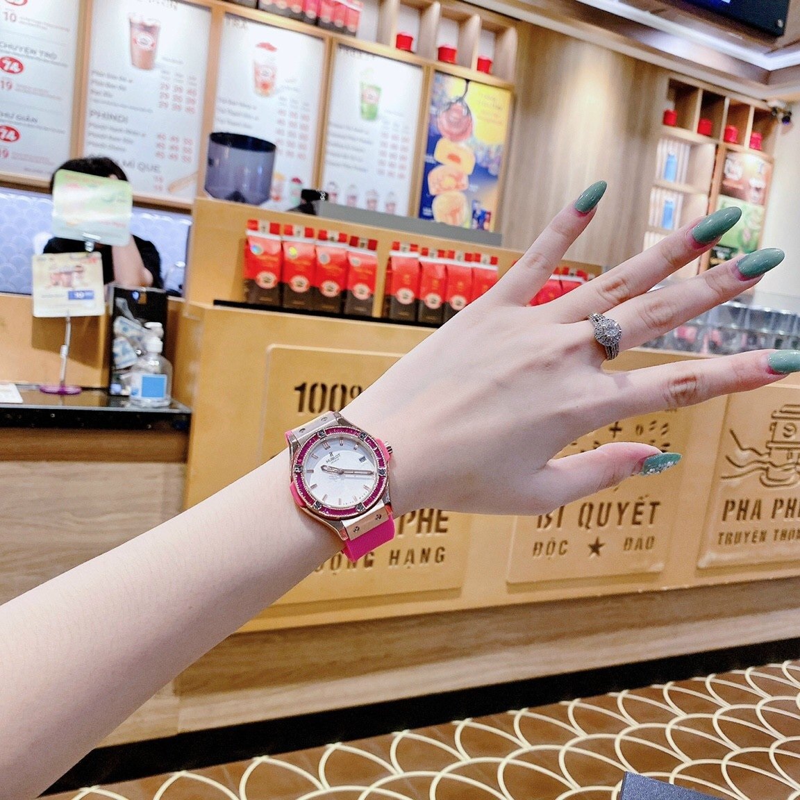 Đồng Hồ Hublot Geneve |Nữ Giới |Rose Gold |Đính Đá |Dây Silicone Hồng |Máy Pin (Máy Quartz) |Size 34mm |donghogiatot.vn