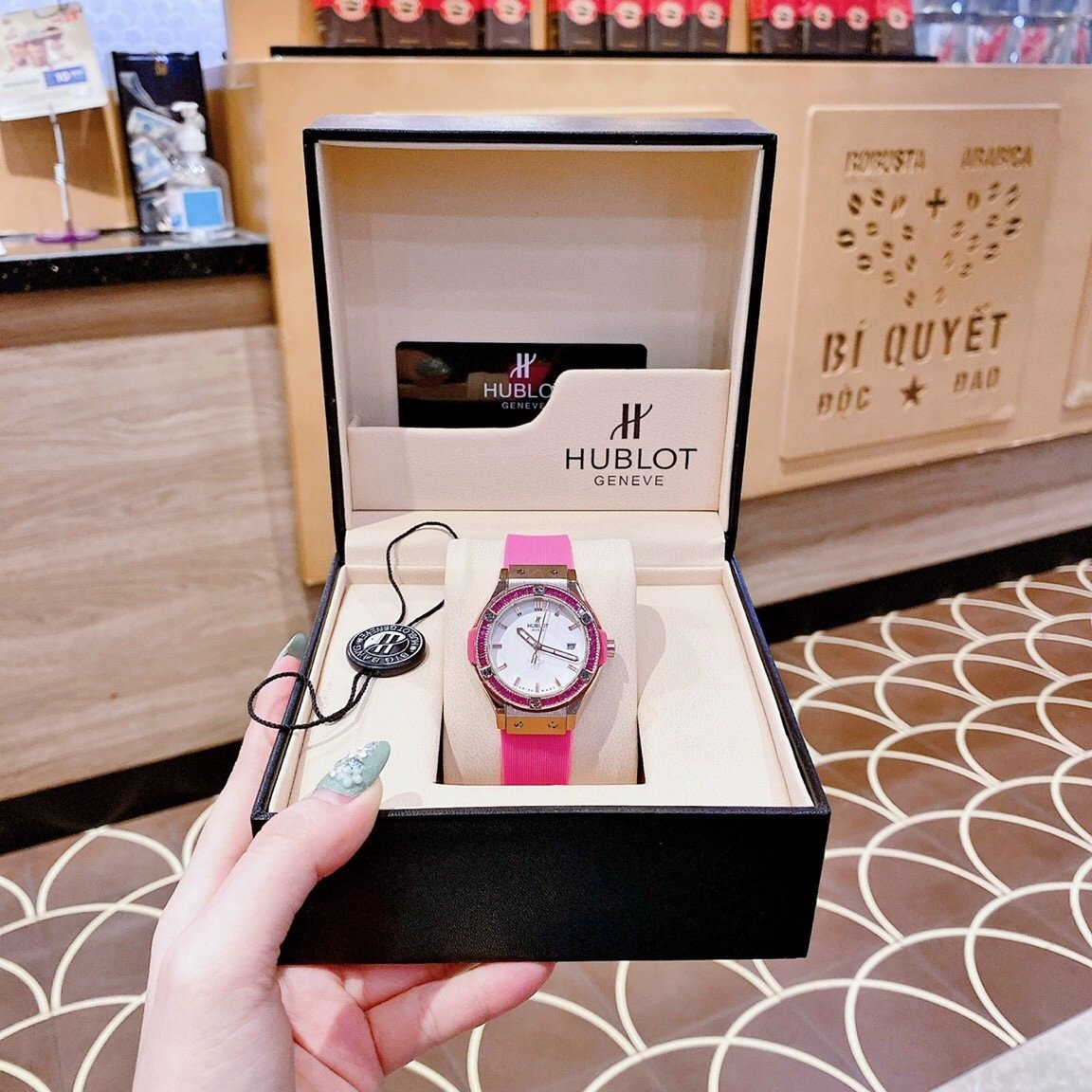 Đồng Hồ Hublot Geneve |Nữ Giới |Rose Gold |Đính Đá |Dây Silicone Hồng |Máy Pin (Máy Quartz) |Size 34mm |donghogiatot.vn