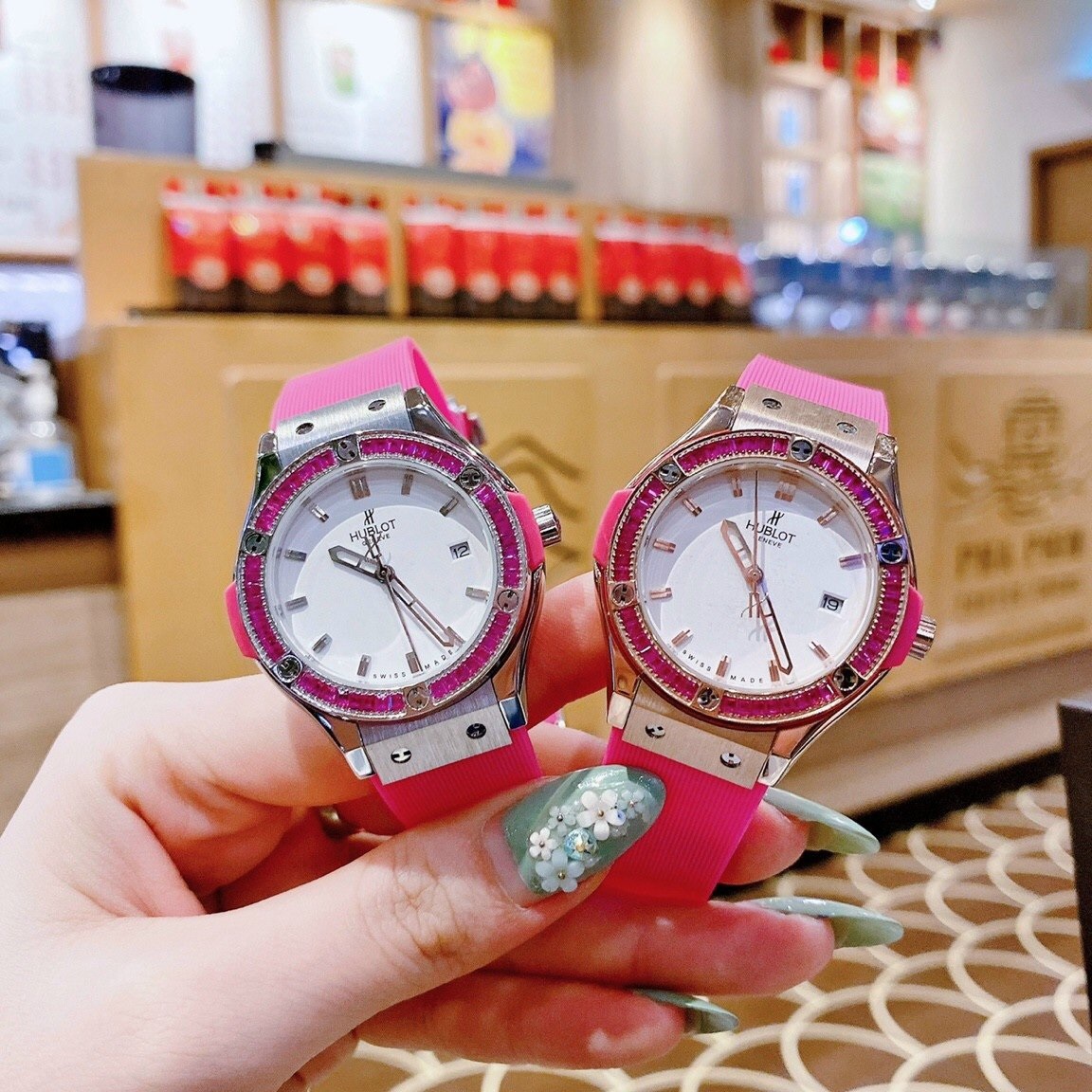 Đồng Hồ Hublot Geneve |Nữ Giới |Rose Gold |Đính Đá |Dây Silicone Hồng |Máy Pin (Máy Quartz) |Size 34mm |donghogiatot.vn