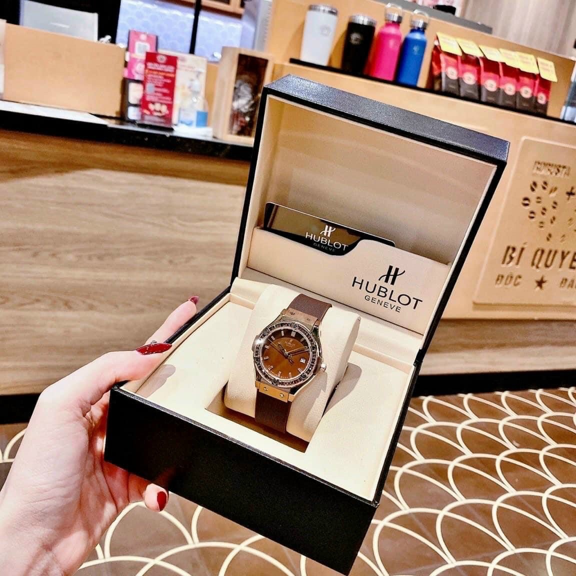 Đồng Hồ Hublot Geneve |Nữ Giới |Rose Gold |Đính Đá |Dây Silicone Nâu |Máy Pin (Máy Quartz) |Size 34mm |donghogiatot.vn