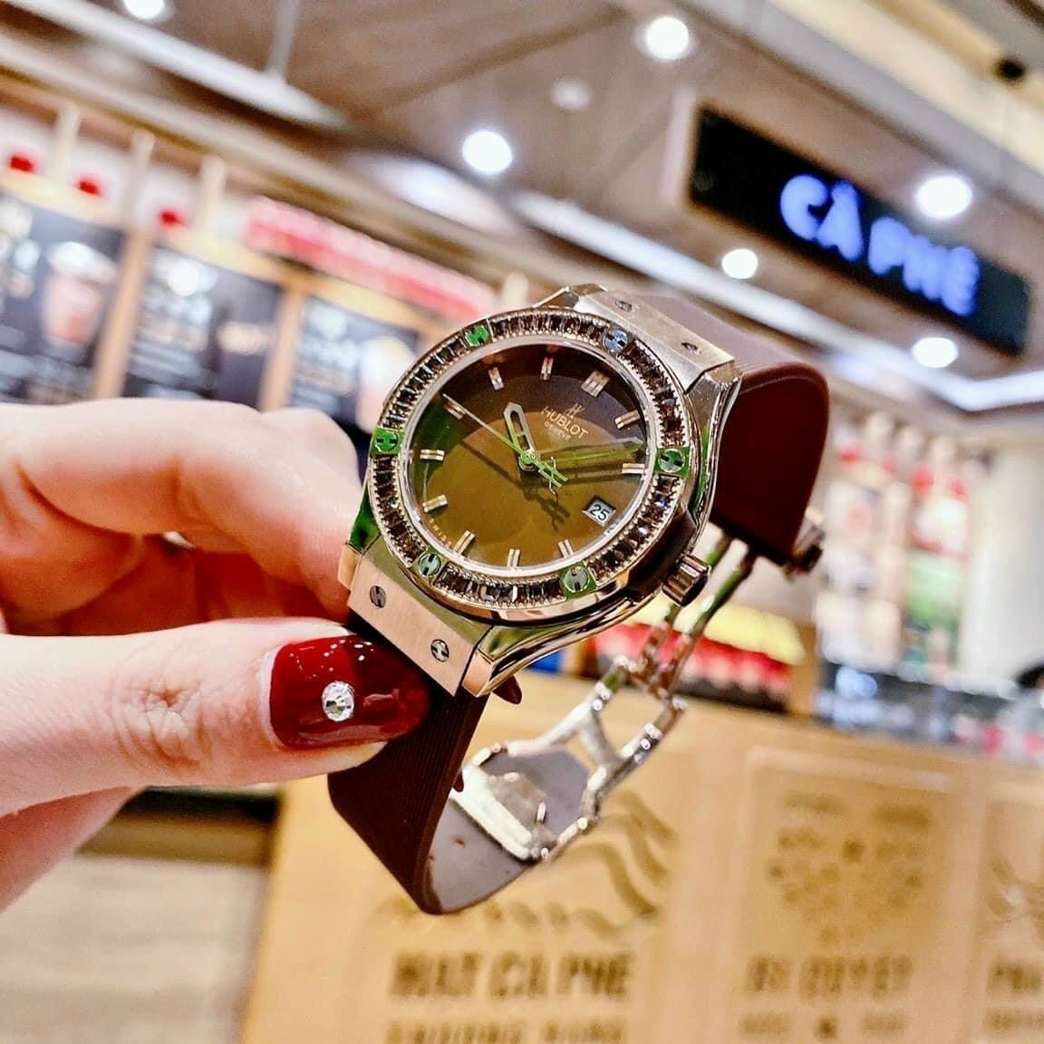 Đồng Hồ Hublot Geneve |Nữ Giới |Rose Gold |Đính Đá |Dây Silicone Nâu |Máy Pin (Máy Quartz) |Size 34mm |donghogiatot.vn