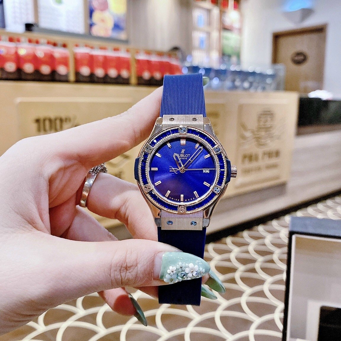 Đồng Hồ Hublot Geneve |Nữ Giới |Rose Gold |Đính Đá |Dây Silicone Xanh |Máy Pin (Máy Quartz) |Size 34mm |donghogiatot.vn