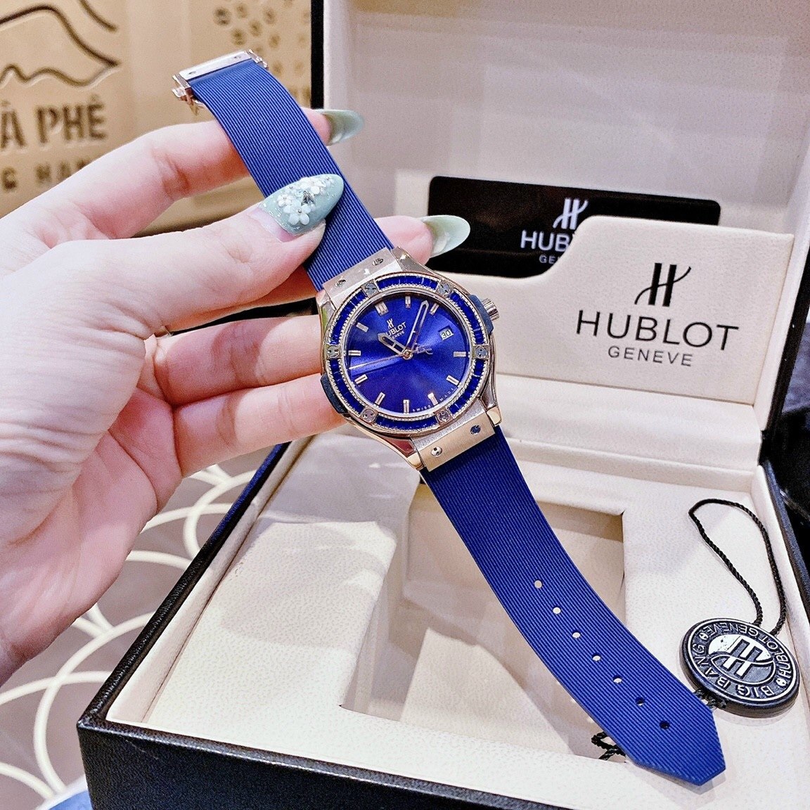 Đồng Hồ Hublot Geneve |Nữ Giới |Rose Gold |Đính Đá |Dây Silicone Xanh |Máy Pin (Máy Quartz) |Size 34mm |donghogiatot.vn