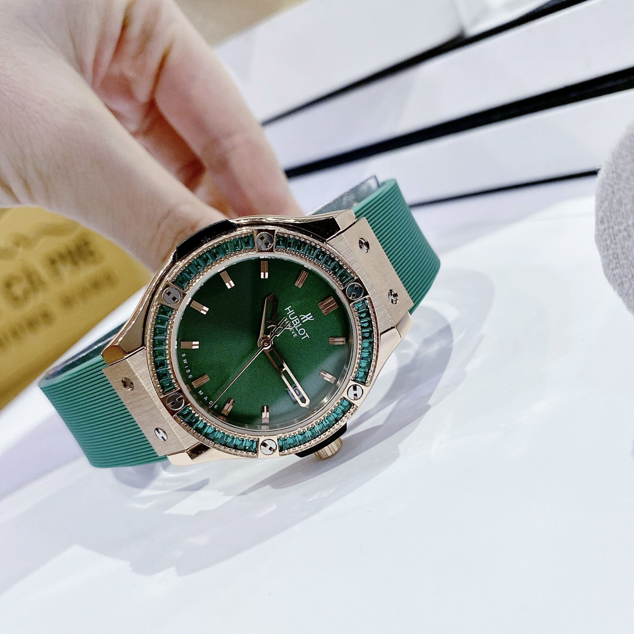 Đồng Hồ Hublot Geneve |Nữ Giới |Rose Gold |Đính Đá |Dây Silicone Xanh Lá |Máy Pin (Máy Quartz) |Size 34mm |donghogiatot.vn