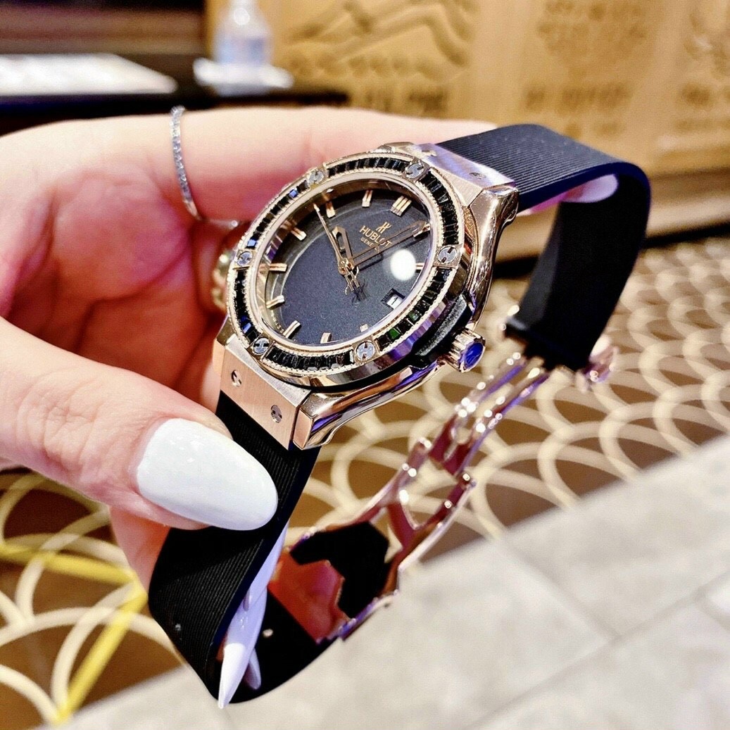Đồng Hồ Hublot Geneve |Nữ Giới |Rose Gold |Đính Đá Đen |Dây Silicone |Máy Pin (Máy Quartz) |Size 34mm |donghogiatot.vn
