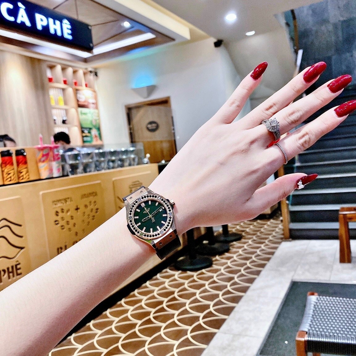 Đồng Hồ Hublot Geneve |Nữ Giới |Rose Gold |Đính Đá Tròn |Dây Silicone Đen |Máy Pin (Máy Quartz) |Size 34mm |donghogiatot.vn