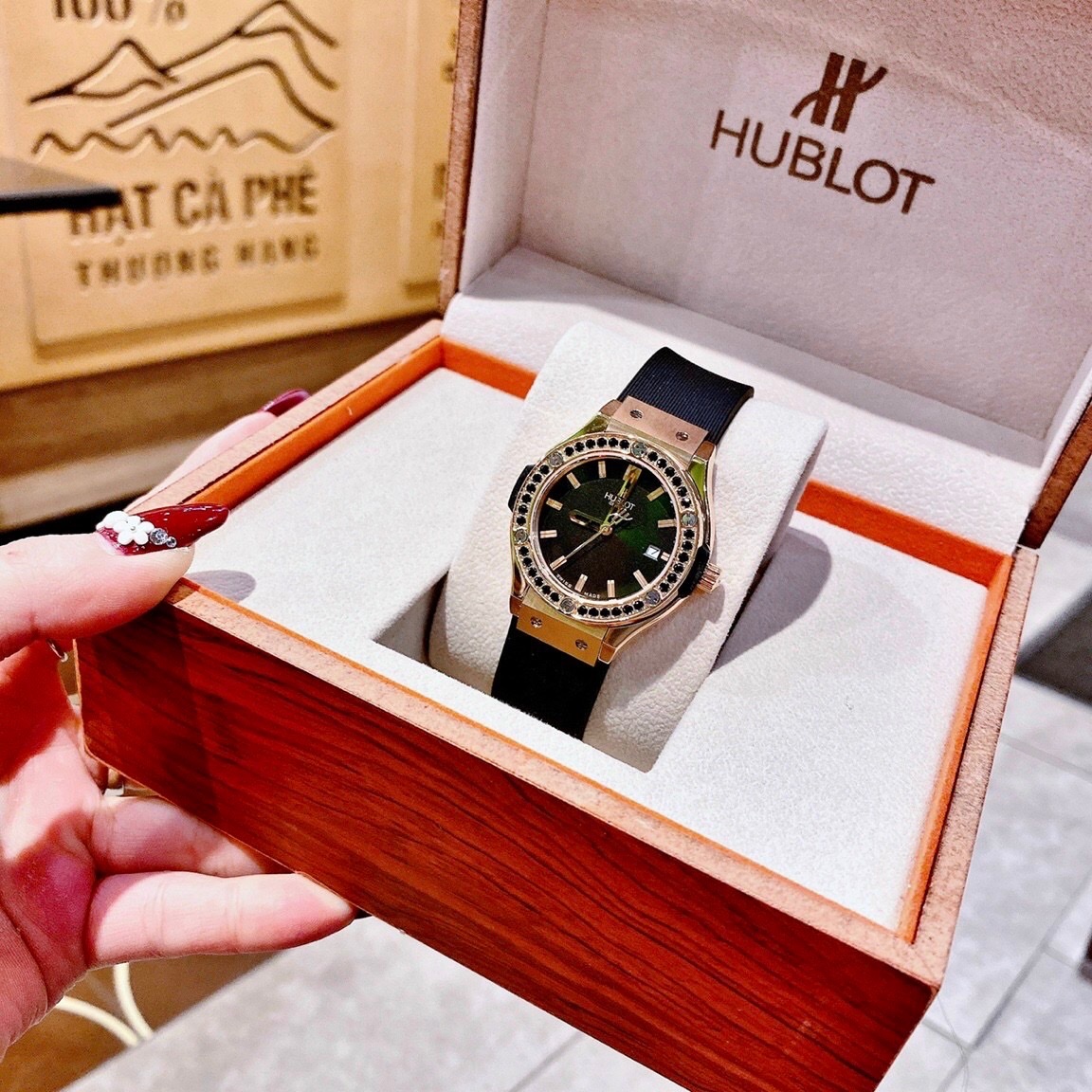 Đồng Hồ Hublot Geneve |Nữ Giới |Rose Gold |Đính Đá Tròn |Dây Silicone Đen |Máy Pin (Máy Quartz) |Size 34mm |donghogiatot.vn