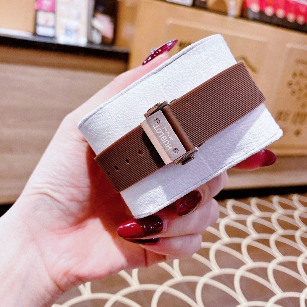 Đồng Hồ Hublot Geneve |Nữ Giới |Rose Gold |Đính Đá Tròn |Dây Silicone Nâu |Máy Pin (Máy Quartz) |Size 34mm |donghogiatot.vn