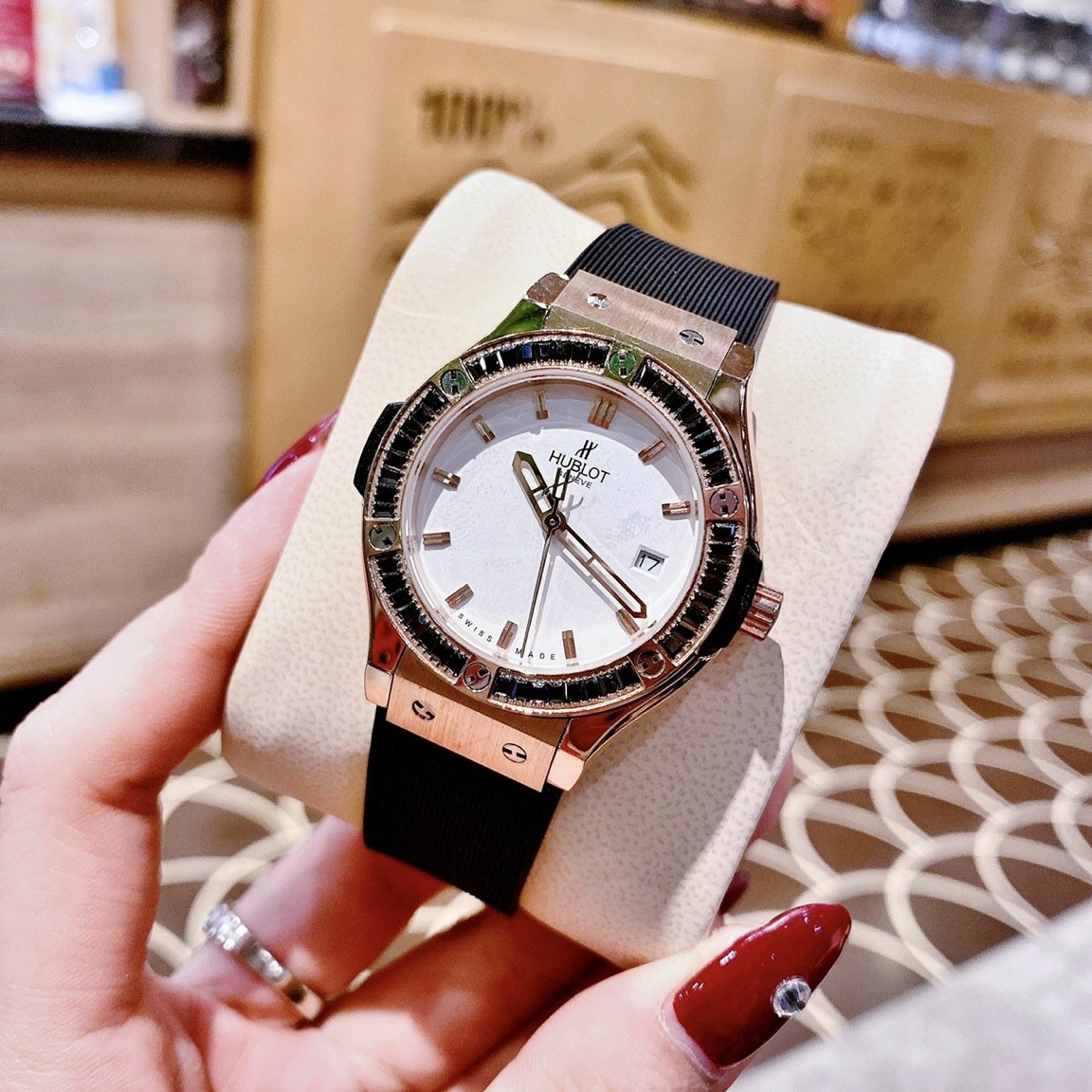 Đồng Hồ Hublot Geneve |Nữ Giới |Rose Gold |Mặt Trắng |Dây Silicone Đen |Máy Pin (Máy Quartz) |Size 34mm |donghogiatot.vn