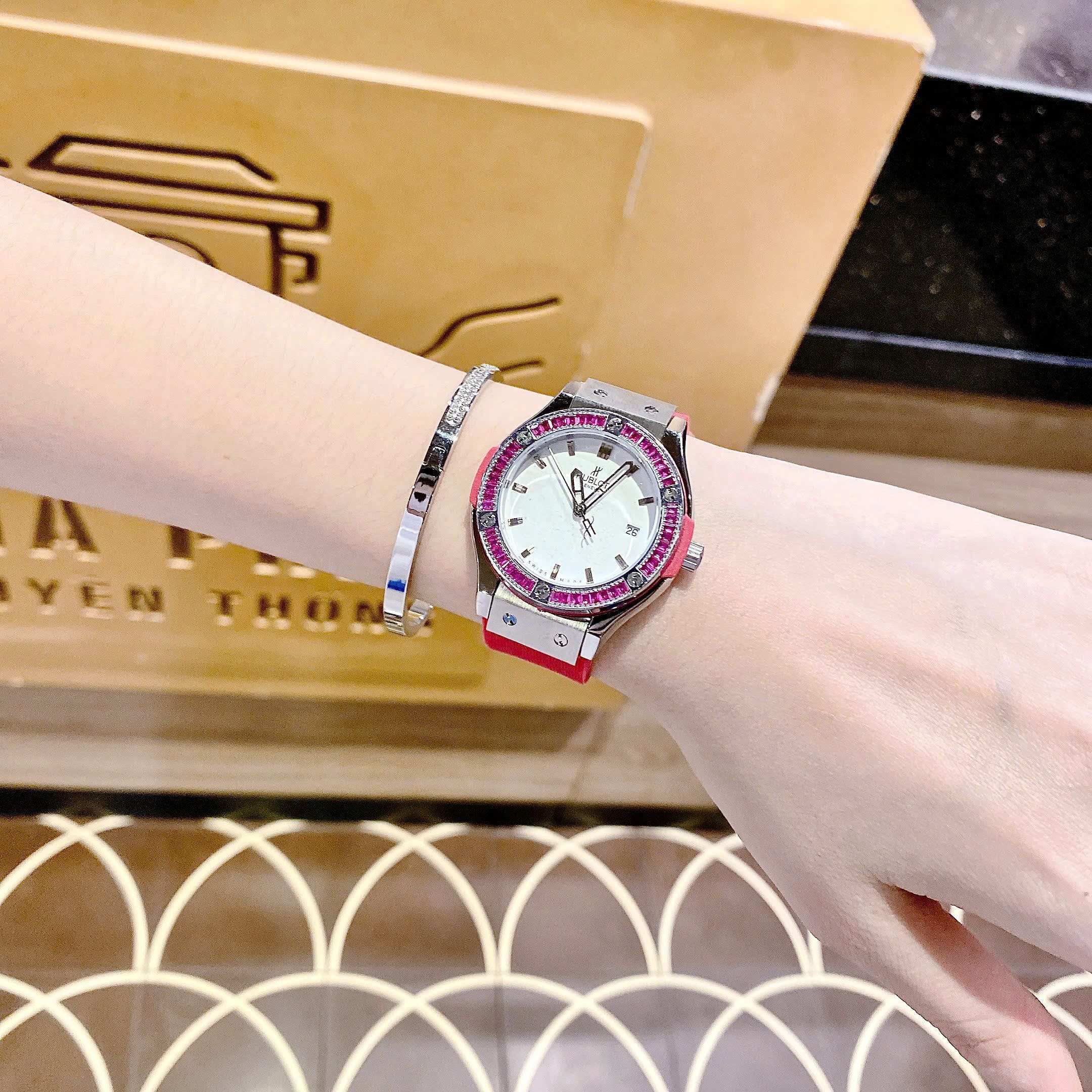 Đồng Hồ Hublot Geneve |Nữ Giới |Silver |Đính Đá |Dây Silicone Hồng |Máy Pin (Máy Quartz) |Size 34mm |donghogiatot.vn
