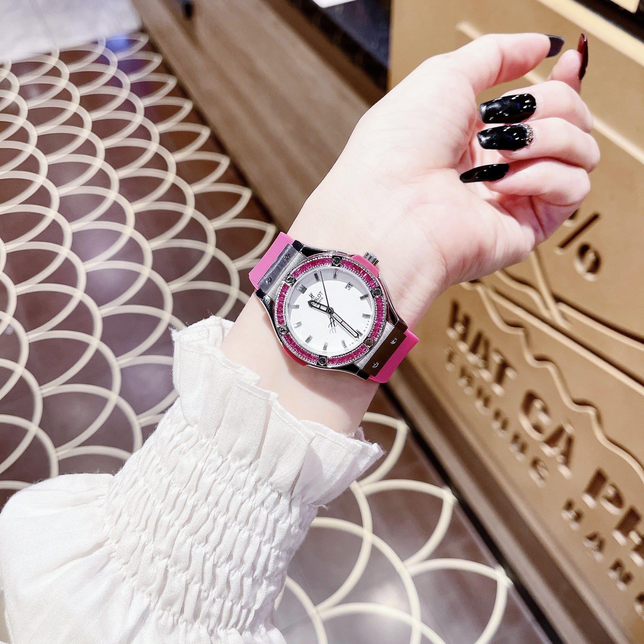 Đồng Hồ Hublot Geneve |Nữ Giới |Silver |Đính Đá |Dây Silicone Hồng |Máy Pin (Máy Quartz) |Size 34mm |donghogiatot.vn