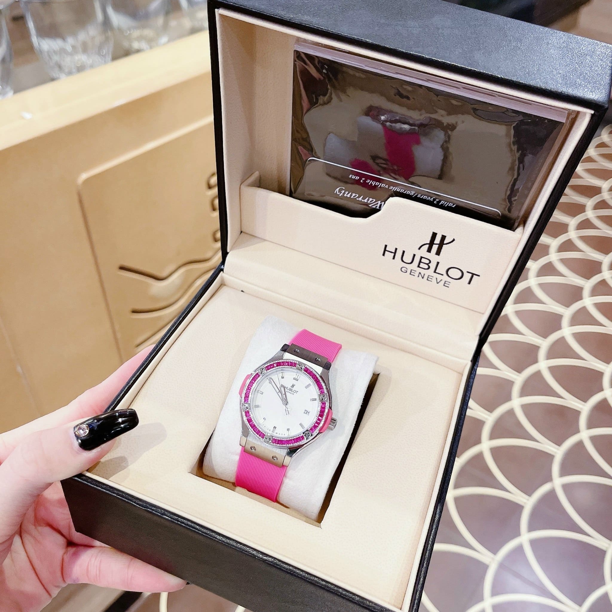 Đồng Hồ Hublot Geneve |Nữ Giới |Silver |Đính Đá |Dây Silicone Hồng |Máy Pin (Máy Quartz) |Size 34mm |donghogiatot.vn