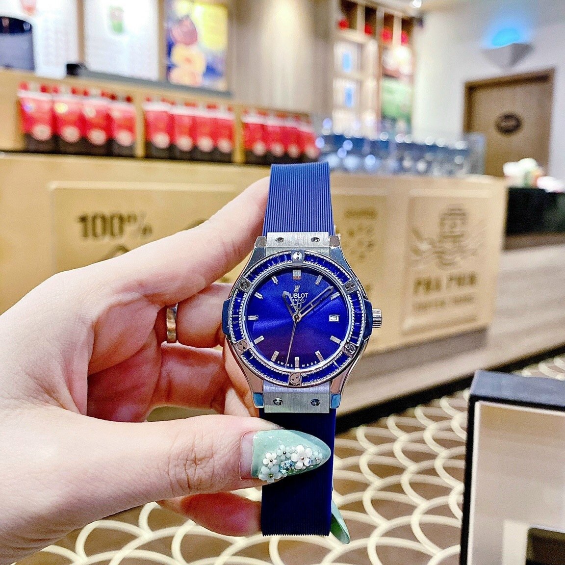 Đồng Hồ Hublot Geneve |Nữ Giới |Silver |Đính Đá |Dây Silicone Xanh |Máy Pin (Máy Quartz) |Size 34mm |donghogiatot.vn