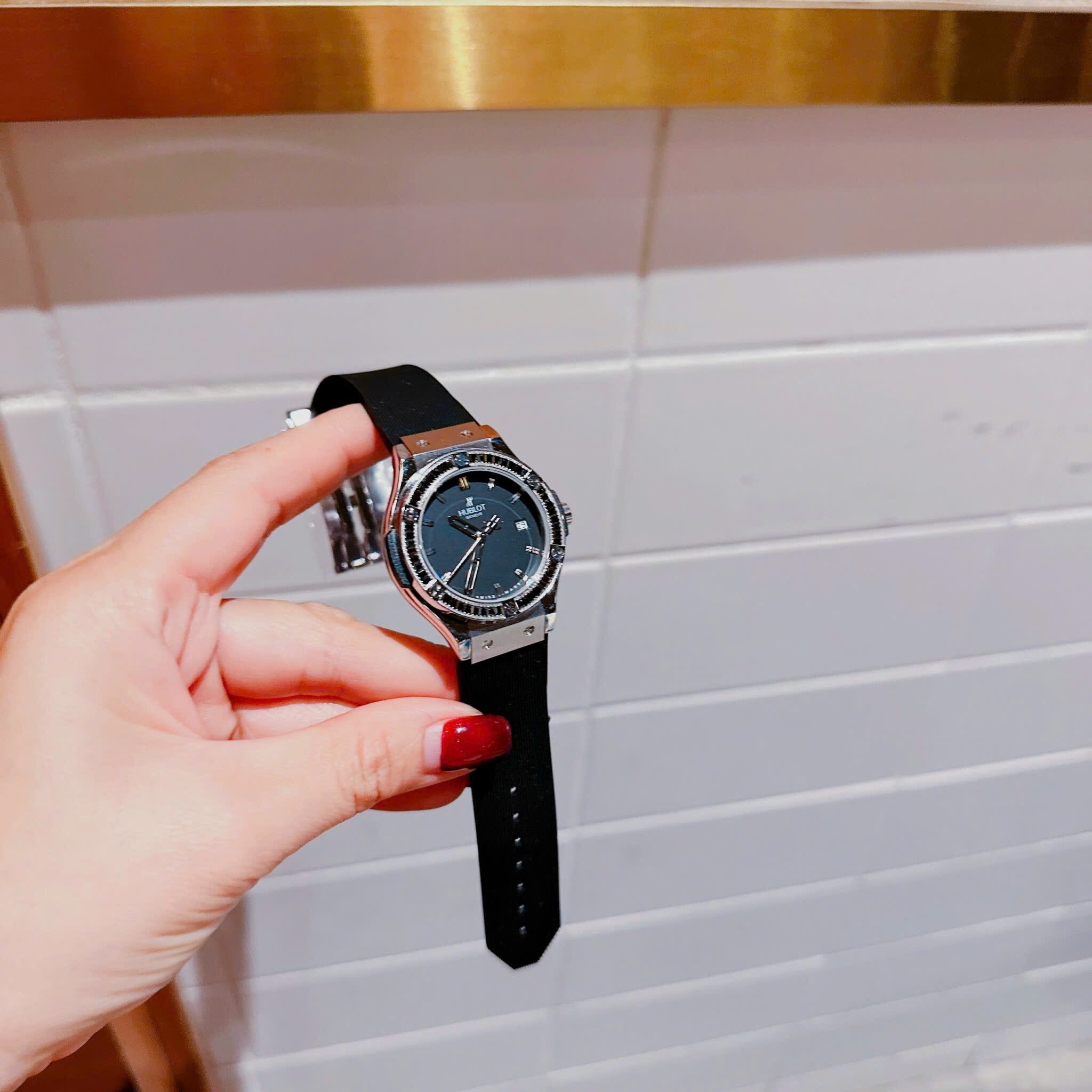 Đồng Hồ Hublot Geneve |Nữ Giới |Silver |Đính Đá Đen |Dây Silicone |Máy Pin (Máy Quartz) |Size 34mm |donghogiatot.vn
