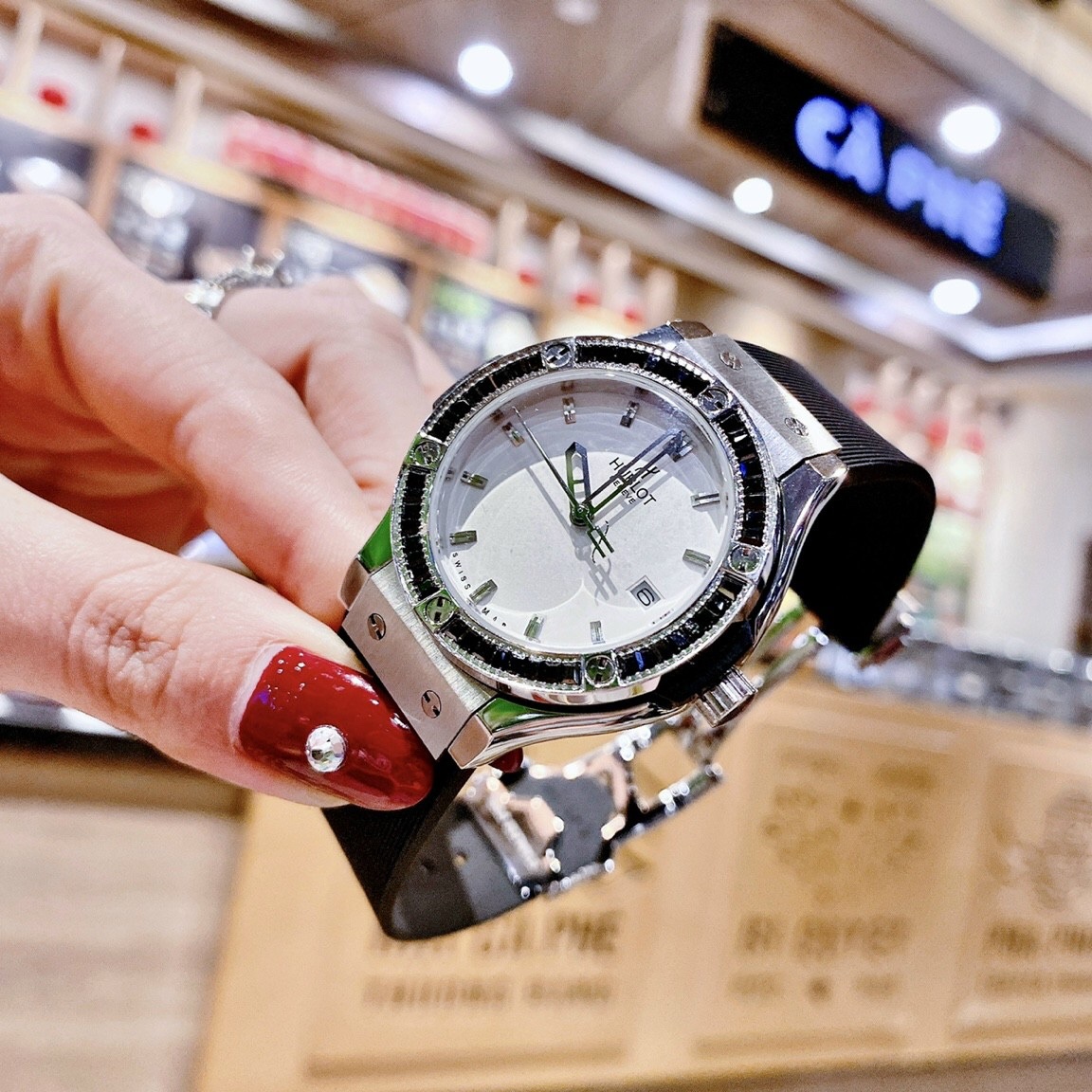 Đồng Hồ Hublot Geneve |Nữ Giới |Silver |Mặt Trắng |Dây Silicone Đen |Máy Pin (Máy Quartz) |Size 34mm |donghogiatot.vn
