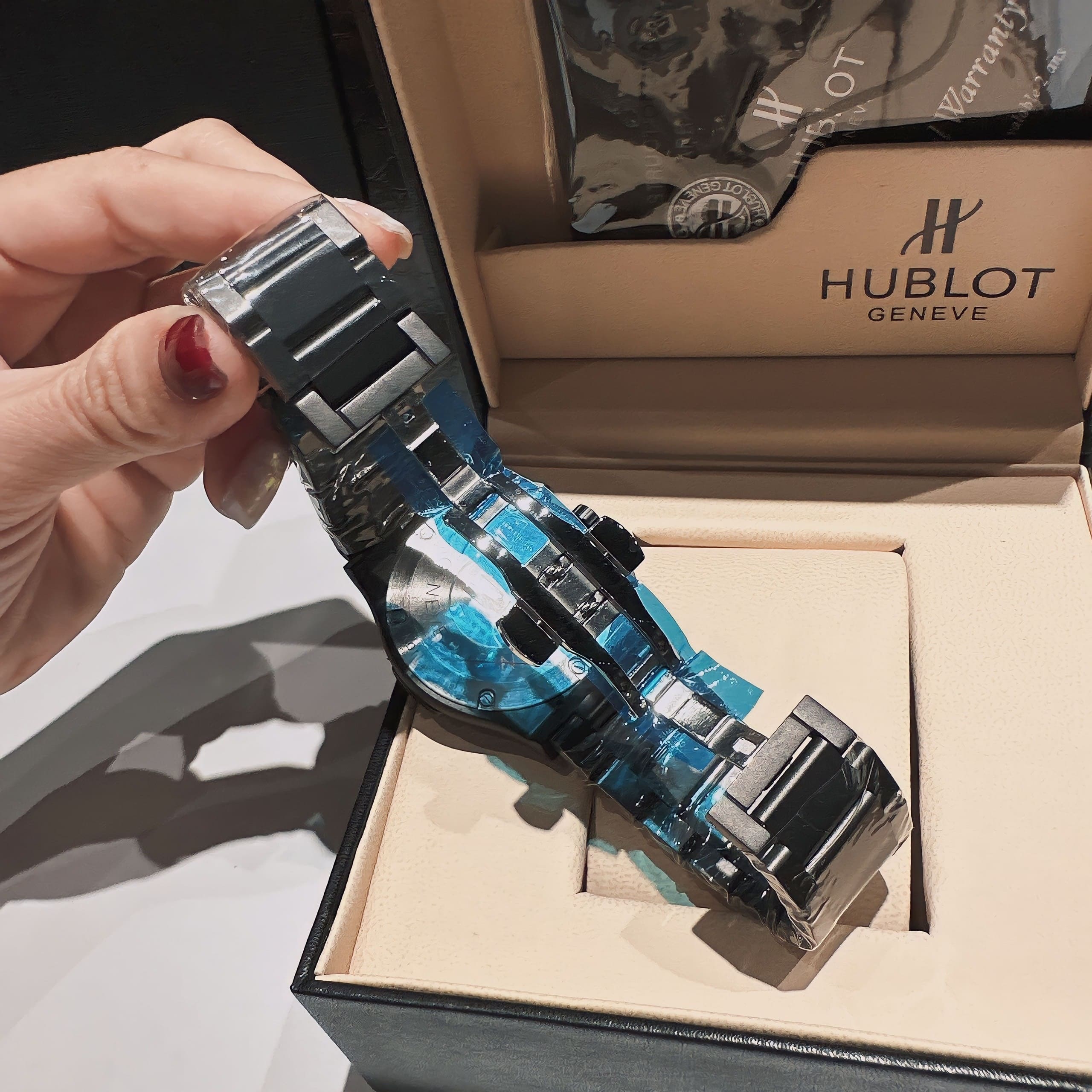 Đồng Hồ Hublot Classic |Nam Giới |6 Kim |Chronograph |Dây Kim Loại Đen |Máy Pin (Máy Quartz) |Size 42mm |donghogiatot.vn