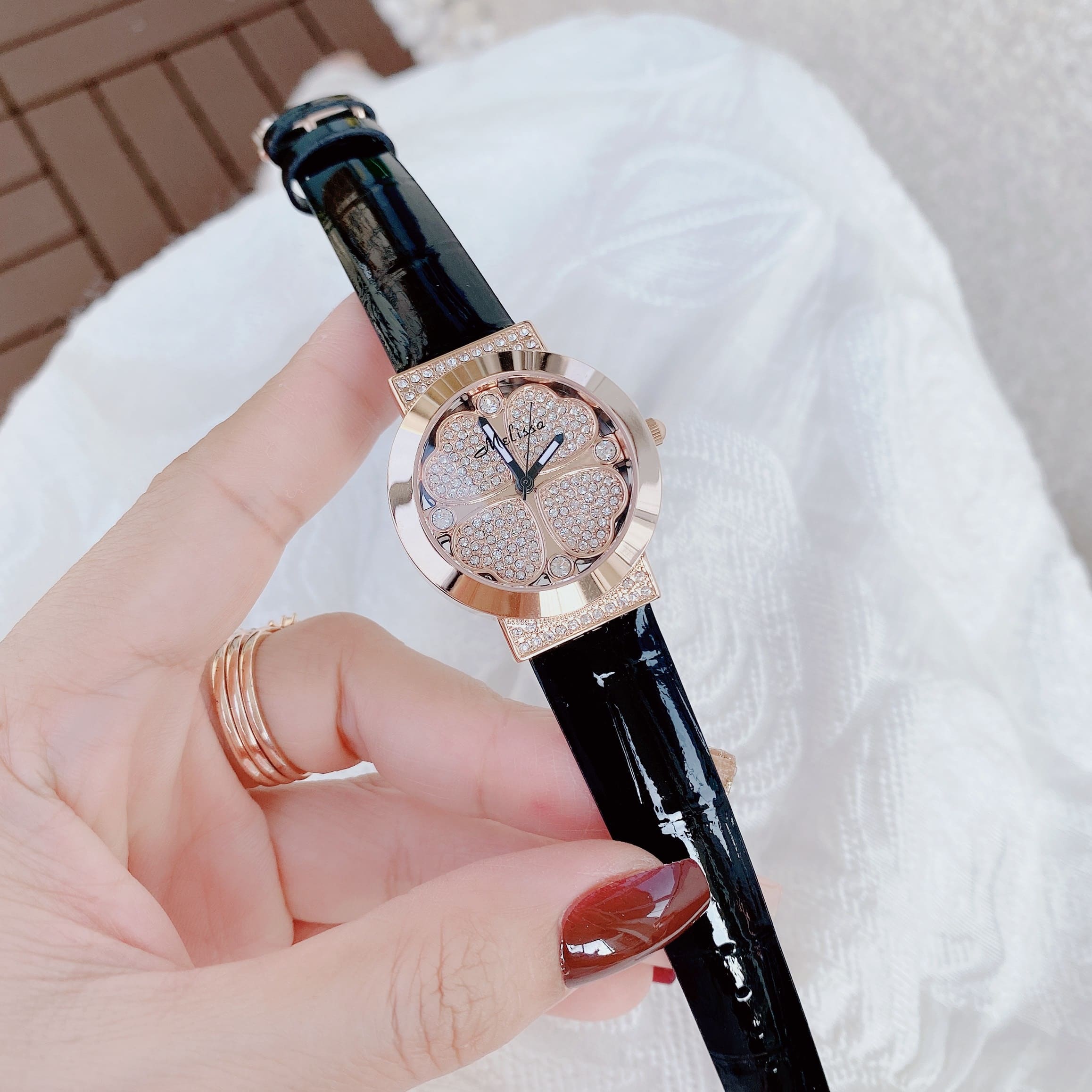 Đồng Hồ Melissa Cỏ 4 Lá |Nữ Giới |Đính Đá |Rose Gold |Dây Da Đen |Máy Pin (Quartz) |Size 32mm |donghogiatot.vn