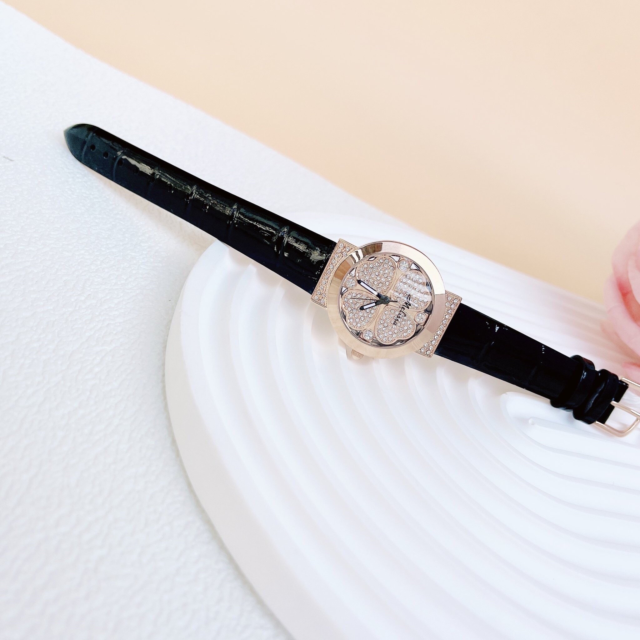Đồng Hồ Melissa Cỏ 4 Lá |Nữ Giới |Đính Đá |Rose Gold |Dây Da Đen |Máy Pin (Quartz) |Size 32mm |donghogiatot.vn