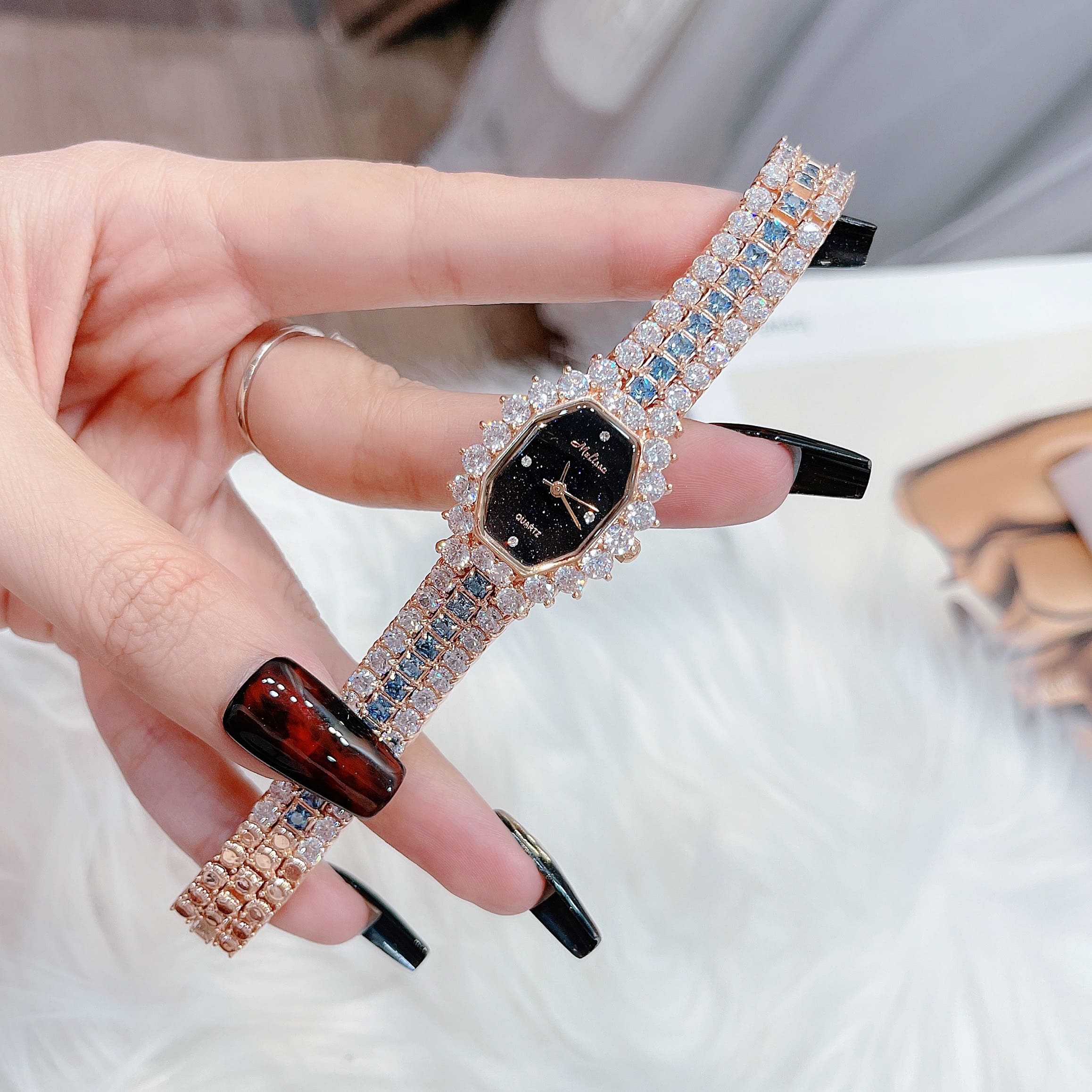 Đồng Hồ Melissa Mặt Chữ Nhật Đen |Nữ Giới |Rose Gold |Lắc Tay Đính Đá Xanh |Máy Pin (Quartz) |Size 28mm |donghogiatot.vn