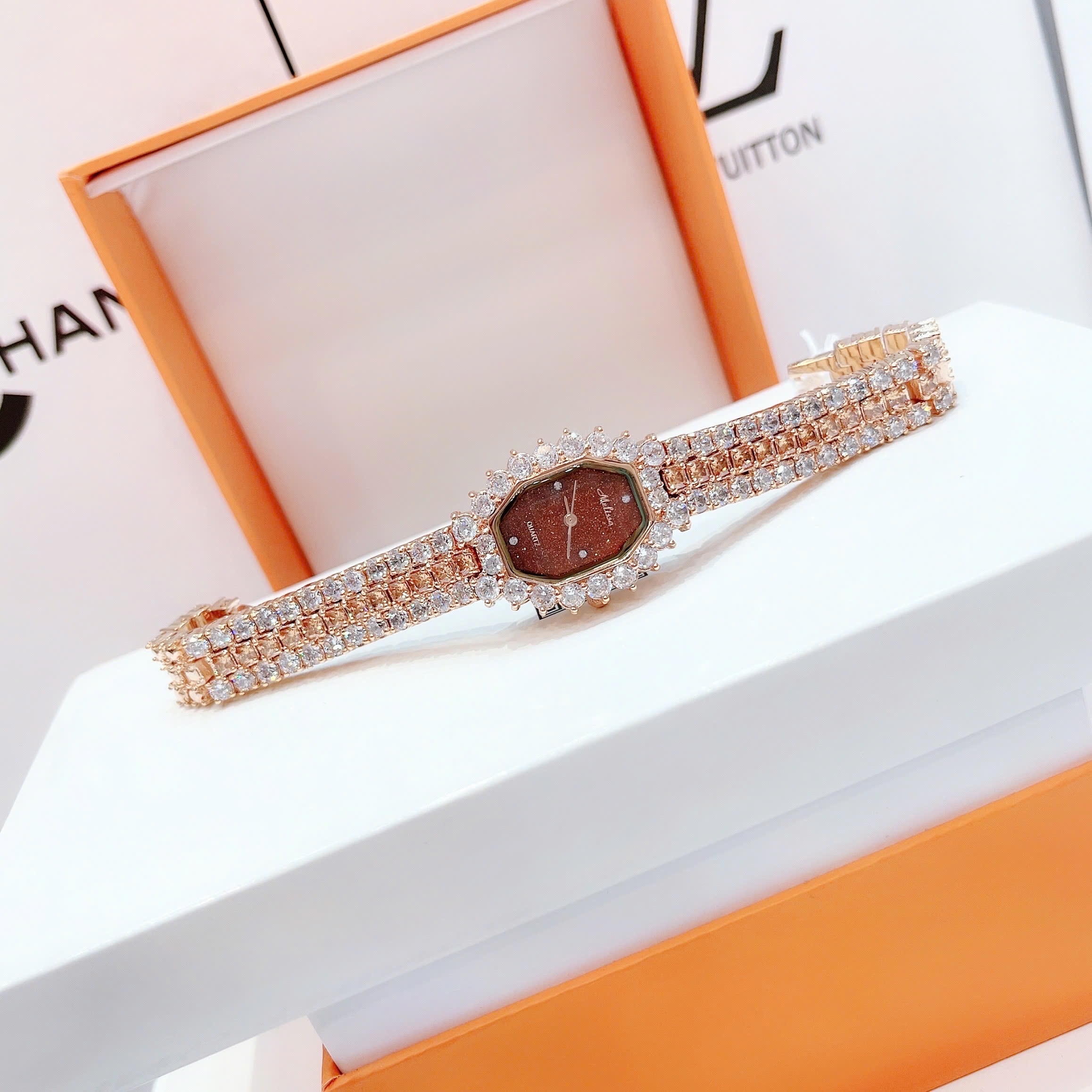 Đồng Hồ Melissa Mặt Chữ Nhật Nâu |Nữ Giới |Rose Gold |Lắc Tay Đính Đá |Máy Pin (Quartz) |Size 28mm |donghogiatot.vn