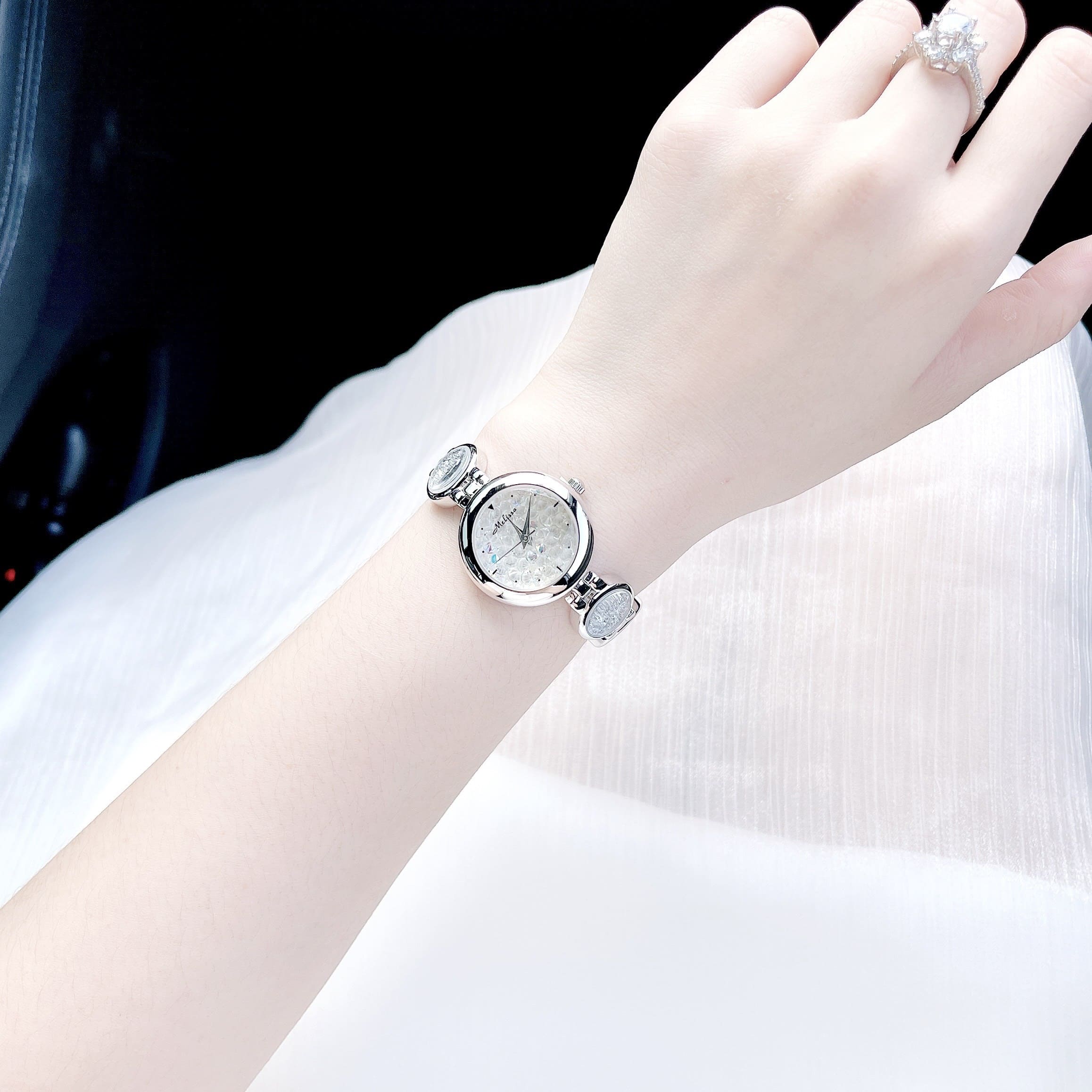 Đồng Hồ Melissa Mặt Tròn |Nữ Giới |Silver |Lắc Tay Đính Đá Rơi Màu Trắng |Máy Pin (Quartz) |Size 28mm |donghogiatot.vn