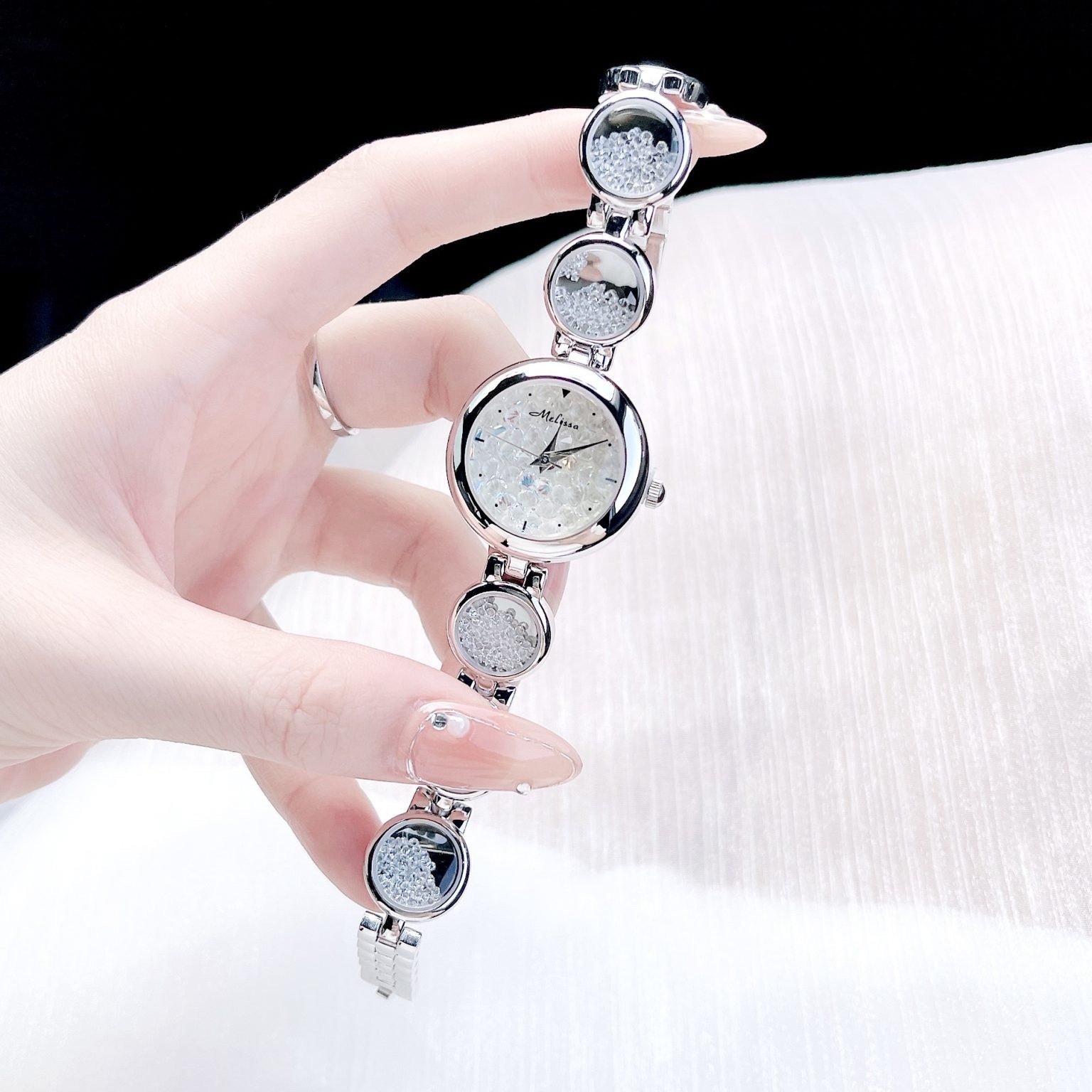 Đồng Hồ Melissa Mặt Tròn |Nữ Giới |Silver |Lắc Tay Đính Đá Rơi Màu Trắng |Máy Pin (Quartz) |Size 28mm |donghogiatot.vn