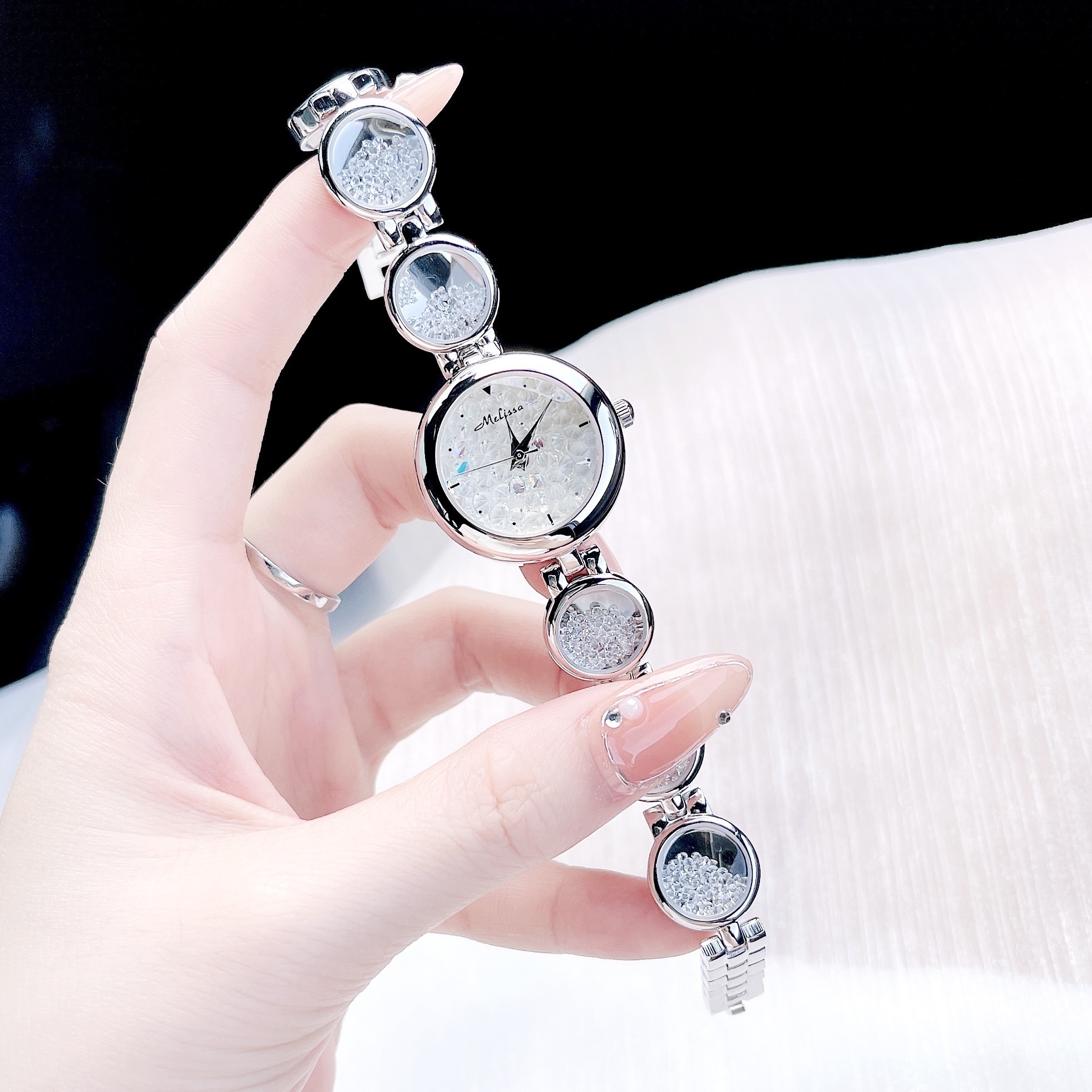 Đồng Hồ Melissa Mặt Tròn |Nữ Giới |Silver |Lắc Tay Đính Đá Rơi Màu Trắng |Máy Pin (Quartz) |Size 28mm |donghogiatot.vn