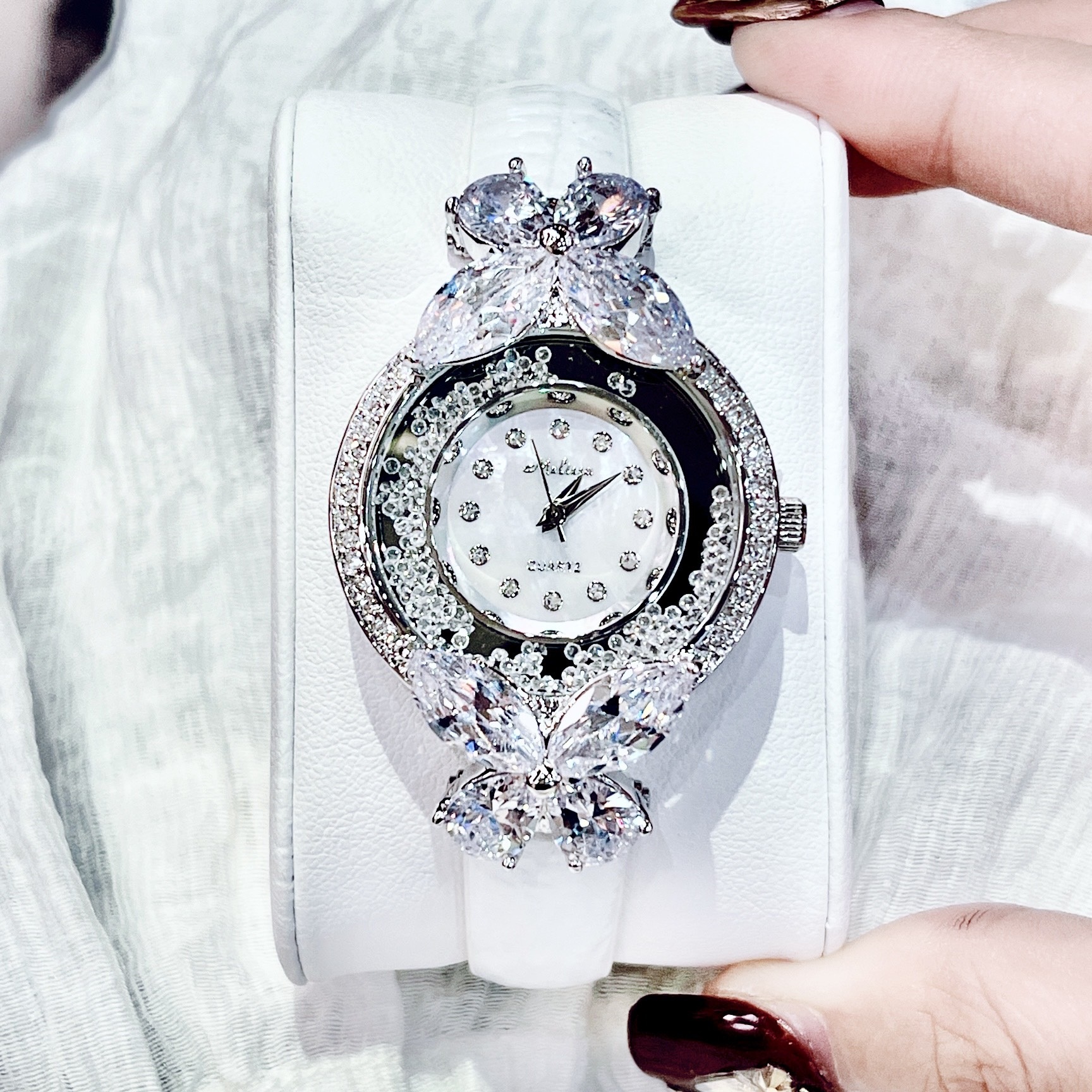 Đồng Hồ Melissa Hình Bướm |Nữ Giới |Pha Lê |Trắng Silver |Dây Da Trắng |Máy Pin (Quartz) |Size Vừa Tay 30mm |Donghogiatot.vn