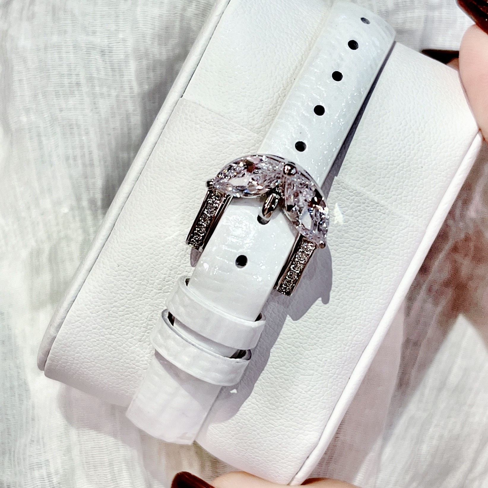 Đồng Hồ Melissa Hình Bướm |Nữ Giới |Pha Lê |Trắng Silver |Dây Da Trắng |Máy Pin (Quartz) |Size Vừa Tay 30mm |Donghogiatot.vn