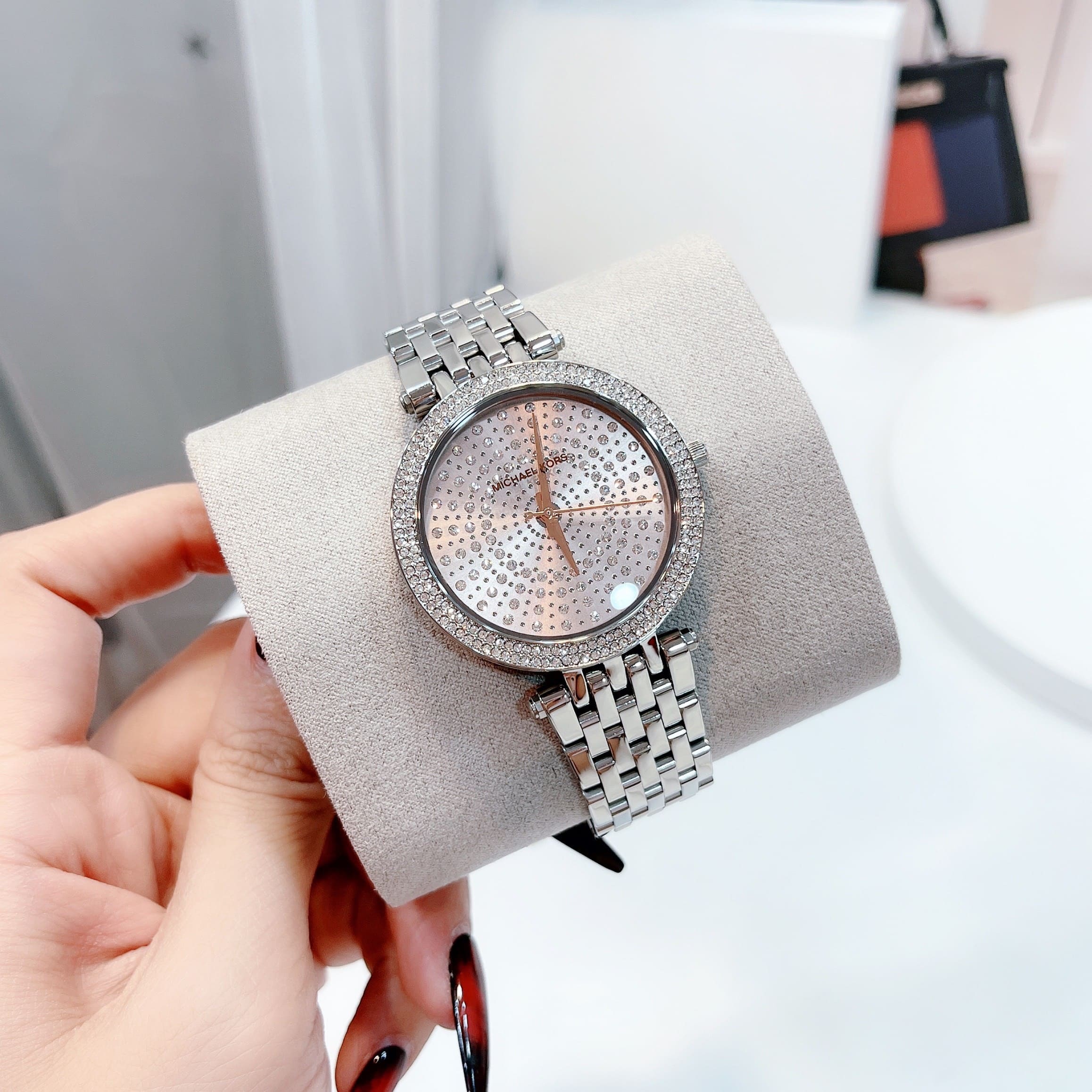 Đồng Hồ Michael Kors Darci |Nữ Giới |Mặt Trắng |Đính Đá |Dây Kim Loại Silver |Máy Pin (Quartz) |Size 39mm |donghogiatot.vn