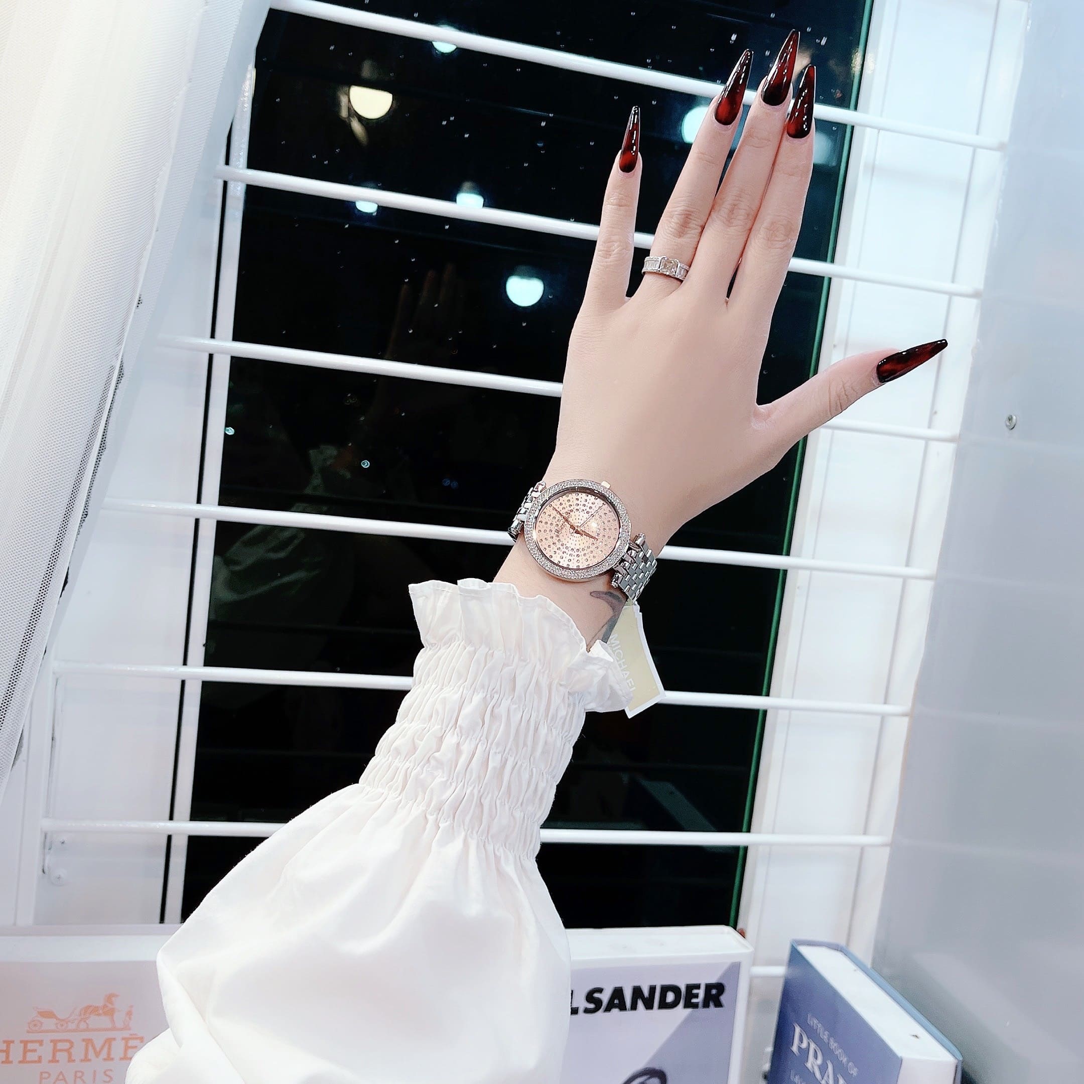 Đồng Hồ Michael Kors Darci |Nữ Giới |Mặt Trắng |Đính Đá |Dây Kim Loại Silver |Máy Pin (Quartz) |Size 39mm |donghogiatot.vn