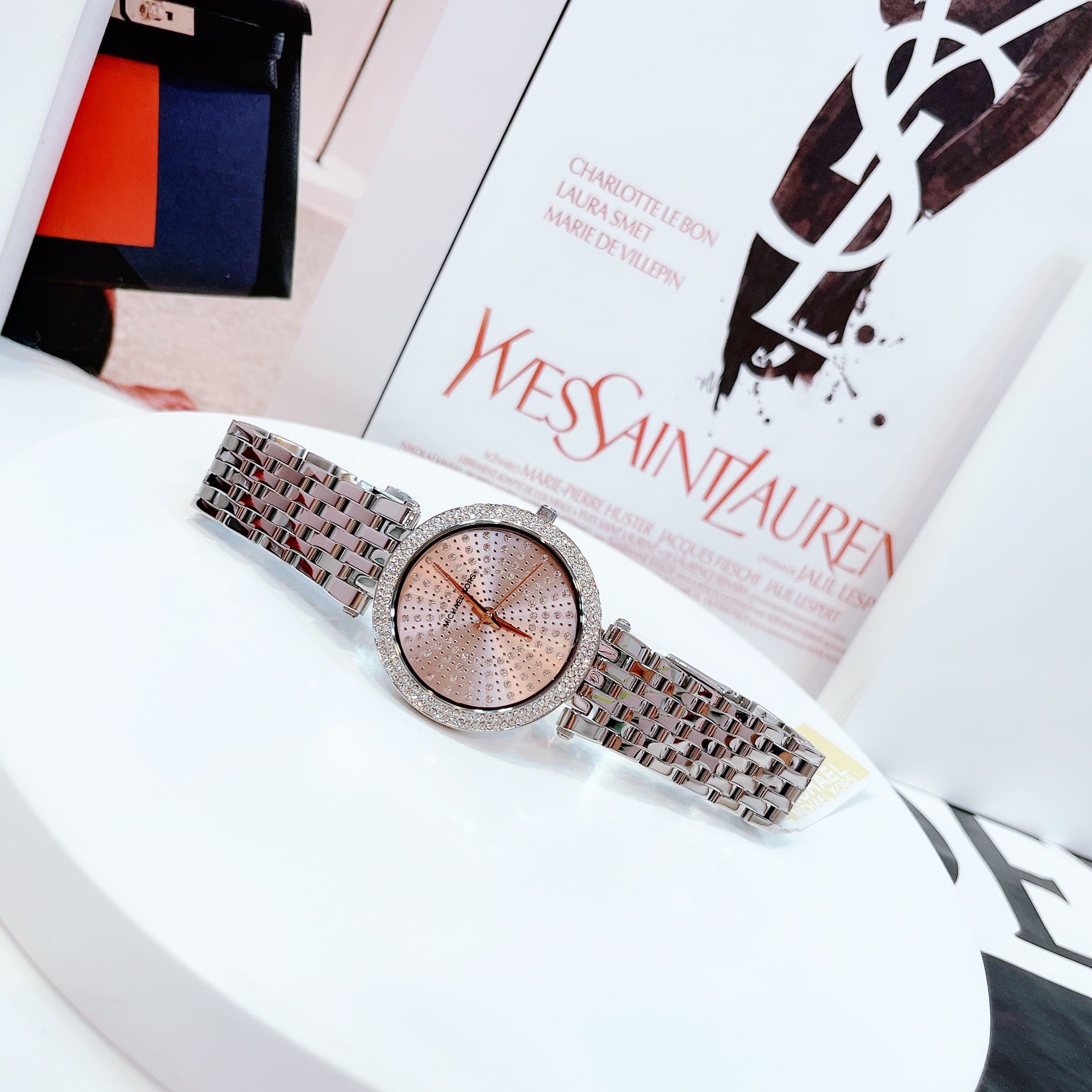 Đồng Hồ Michael Kors Darci |Nữ Giới |Mặt Trắng |Đính Đá |Dây Kim Loại Silver |Máy Pin (Quartz) |Size 39mm |donghogiatot.vn